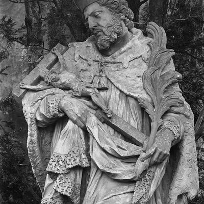 Figur des heiligen Nepomuk von der Stadtkirche St. Martin, Aufnahme um 1910