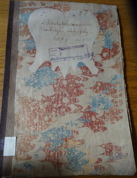 Einband des Gemarkungsumgehungsbuchs von 1569, marmoriertes Papier mit Titelschild.