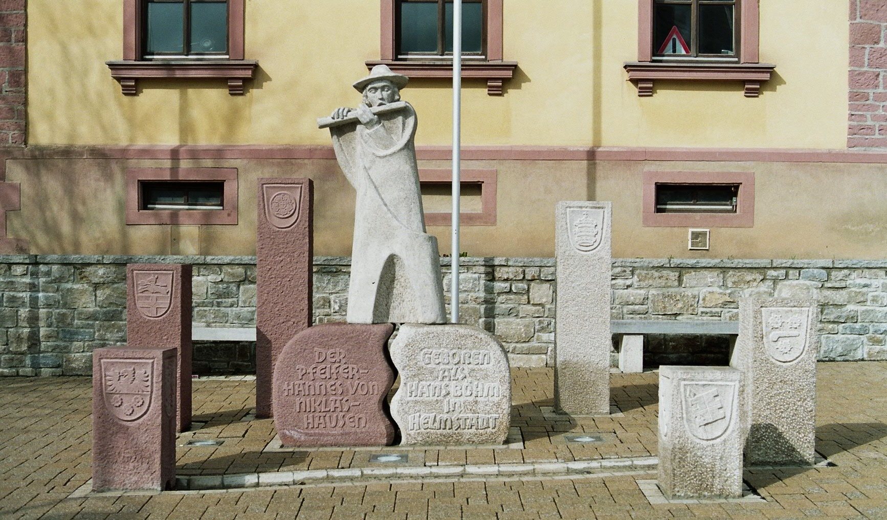 Denkmal für Hans Böhm in Helmstadt. Quelle: Wikimedia Commons, als gemeinfrei gekennzeichnet.