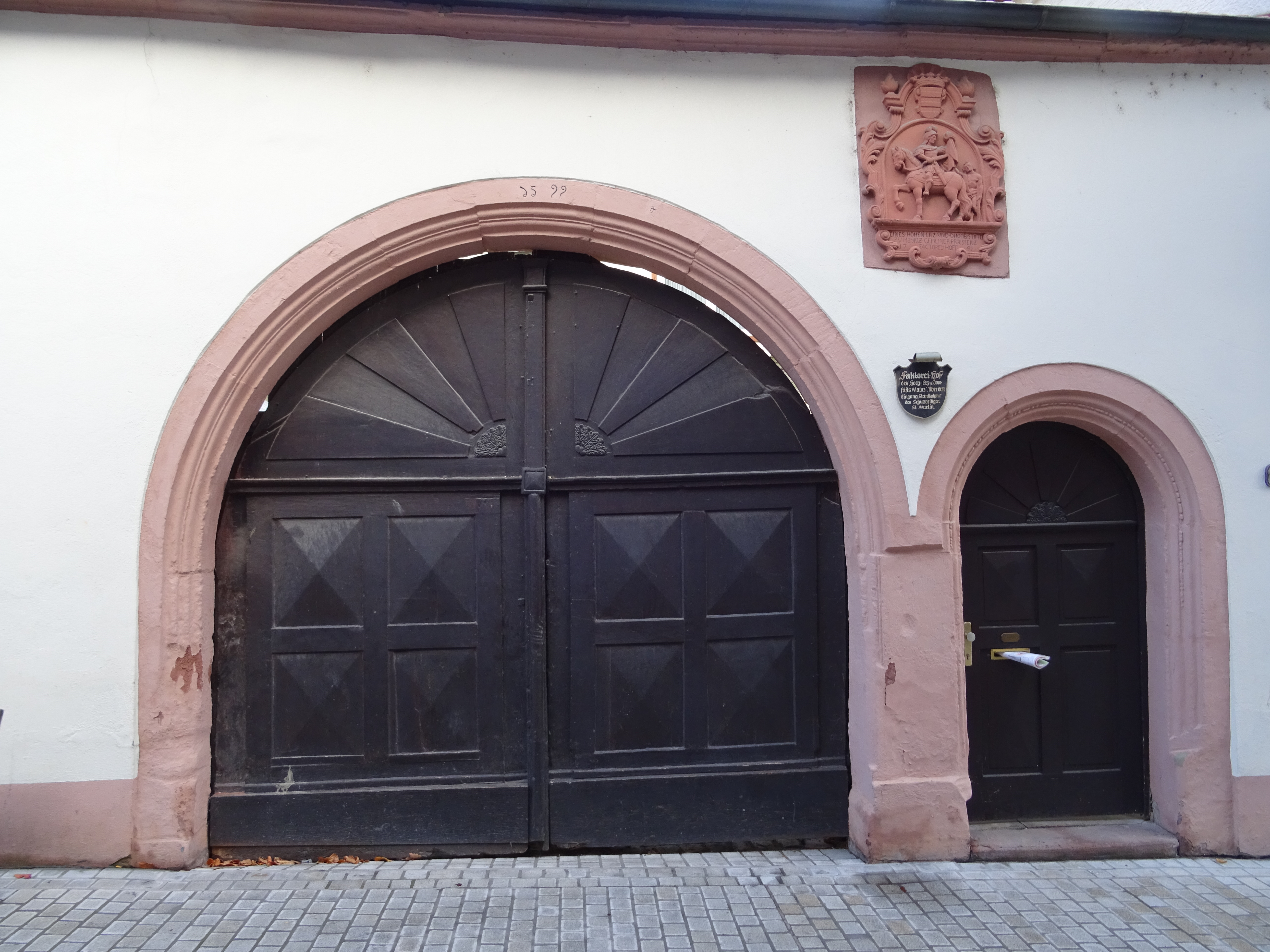 Zugang zum Faktoreihof mit Hoftor und Eingangstür