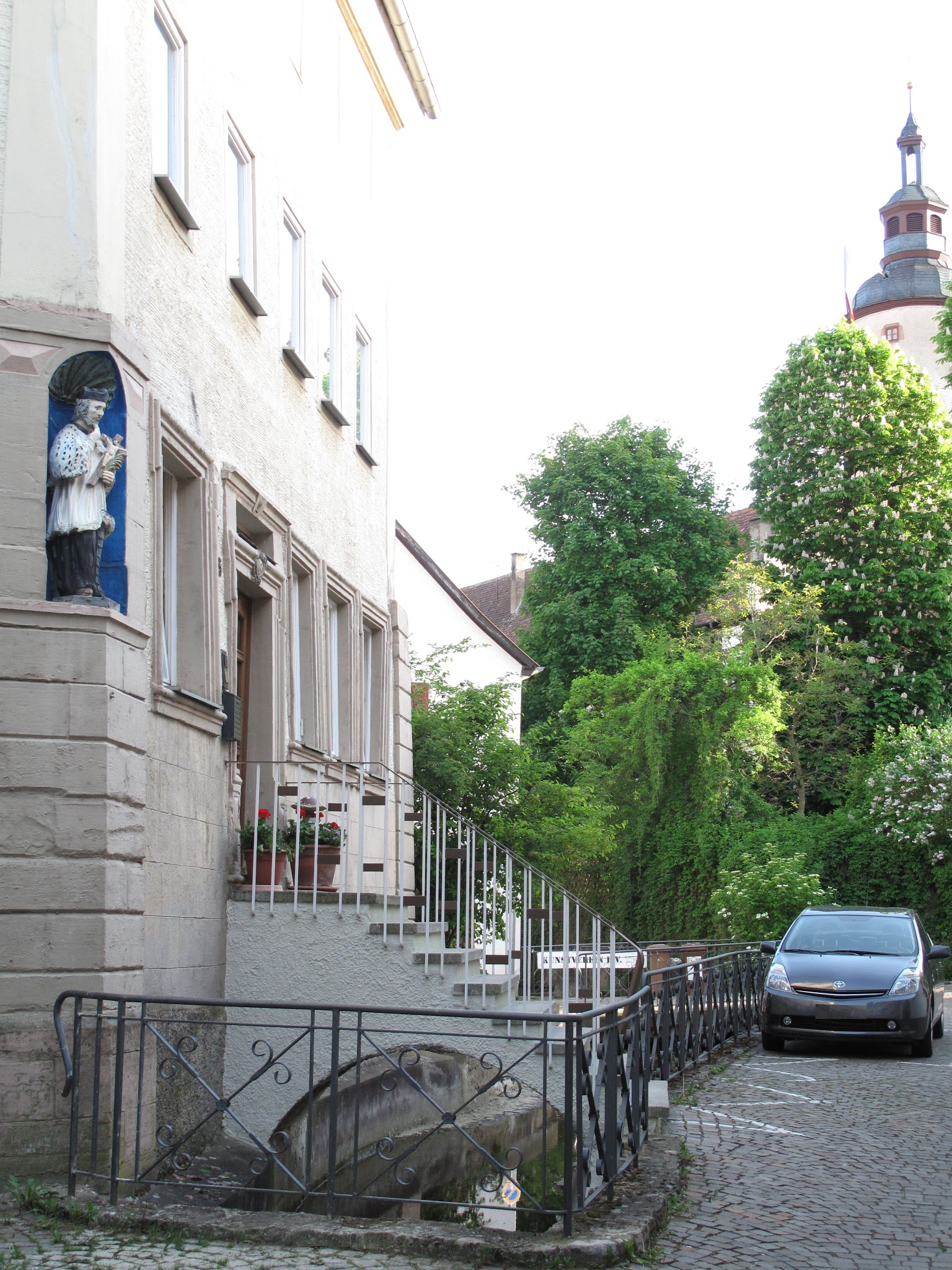 Walkmühle mit Nepomukfigur am Mühlkanal in der Manggasse Ecke Eichstraße