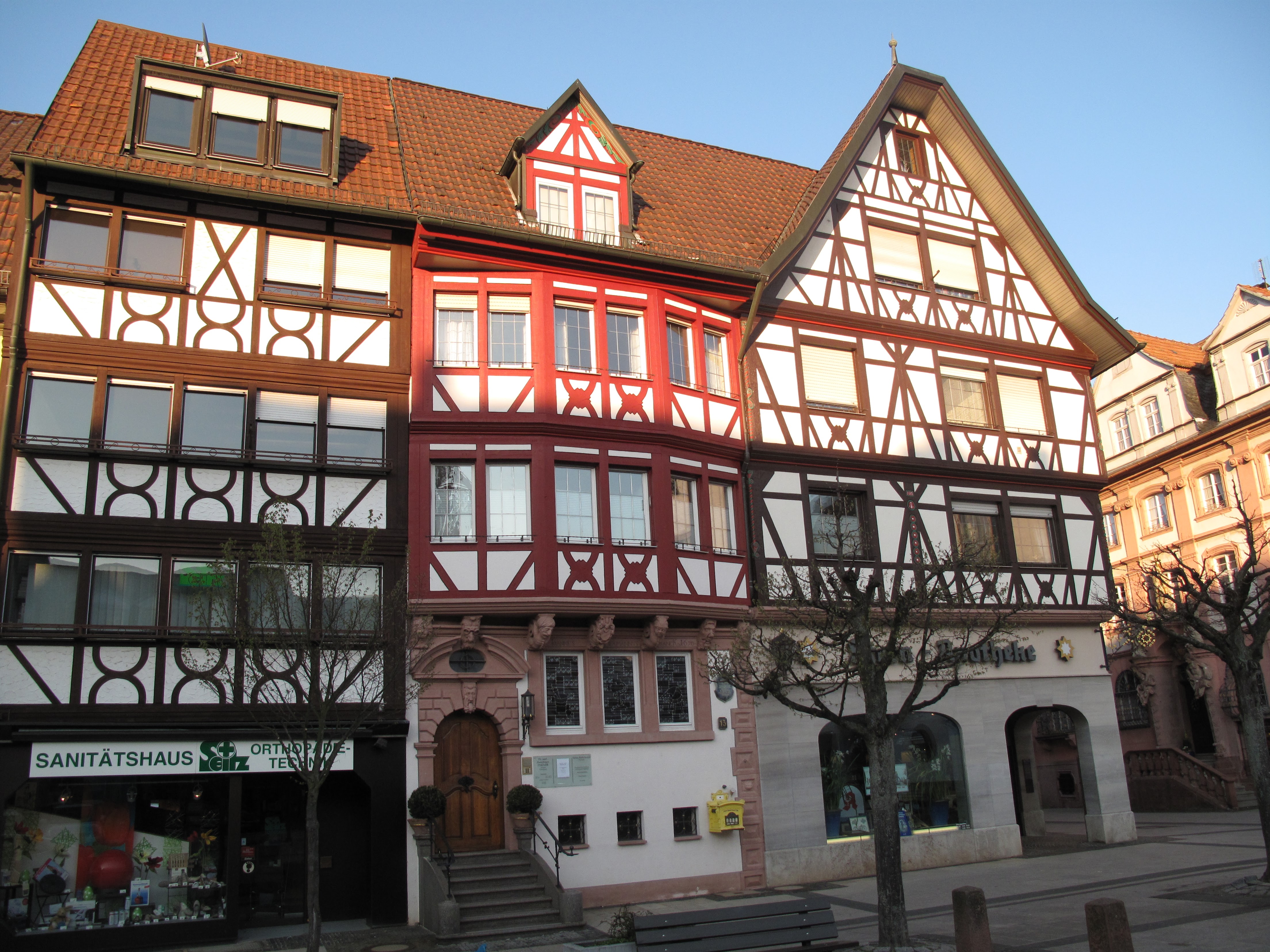 La-Roche-Haus als mittleres Haus der Fassadengruppe am Marktplatz