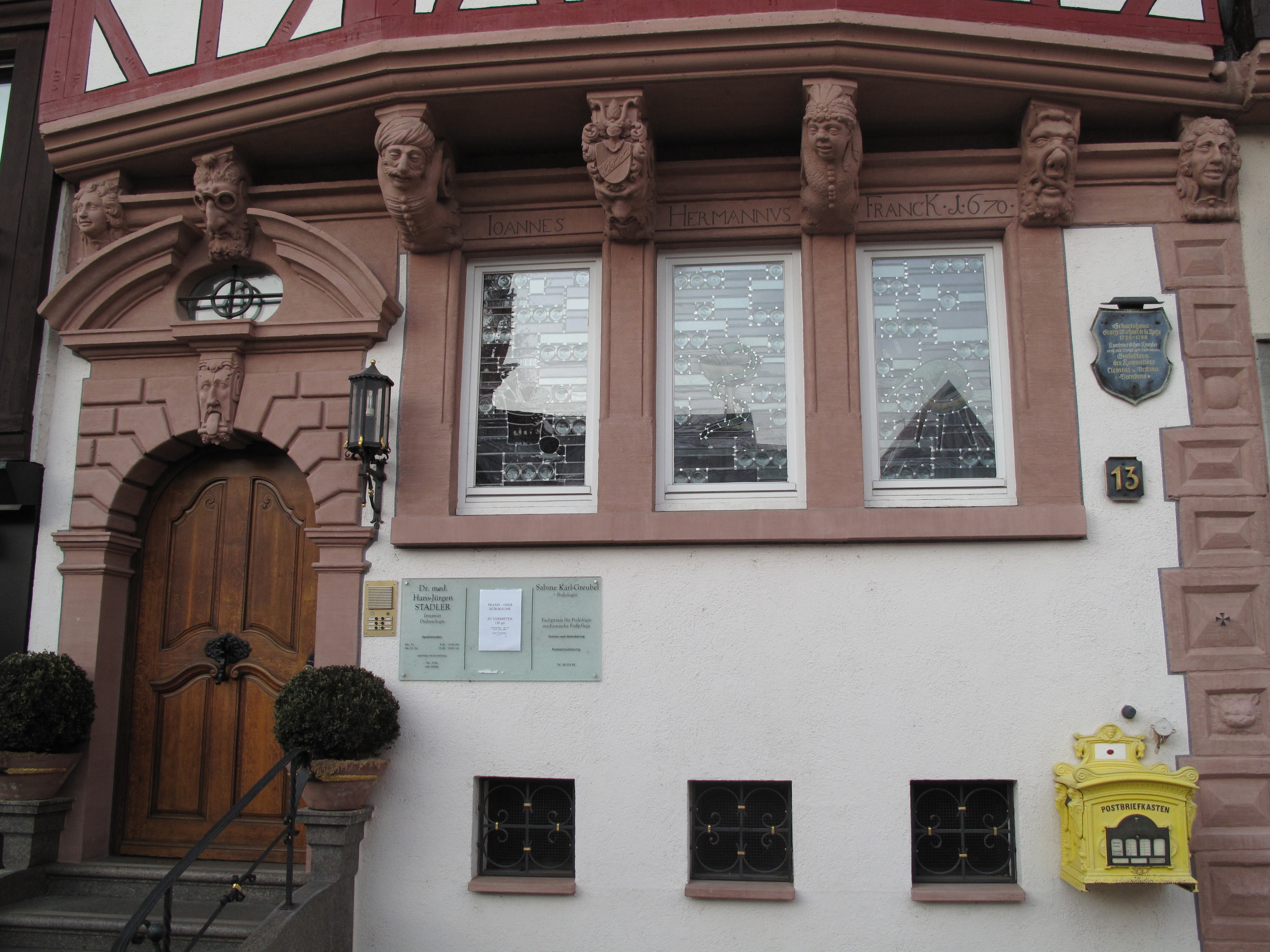 Fratzen-Kragsteine am La-Roche-Haus