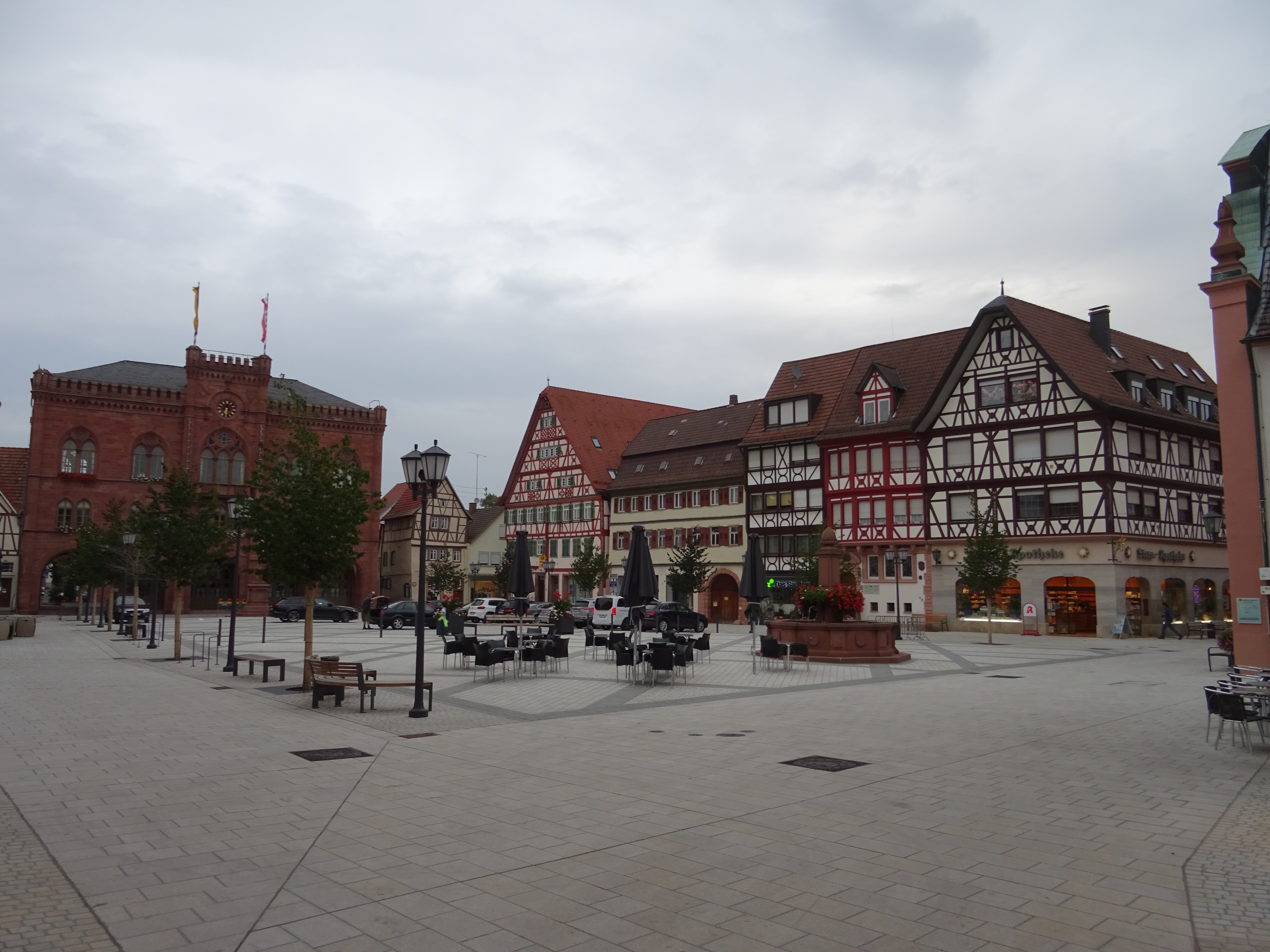 Marktplatz mit Rathaus und östlicher Häuserreihe