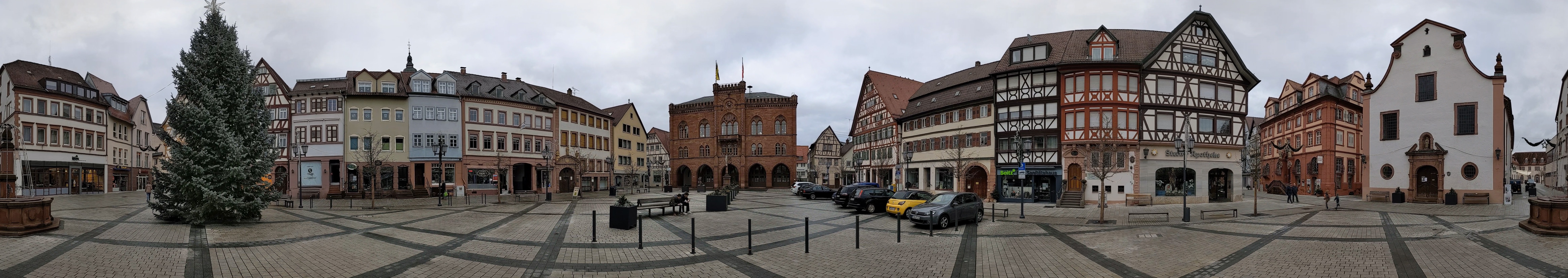 Panoramablick über den Marktplatz zum Rathaus