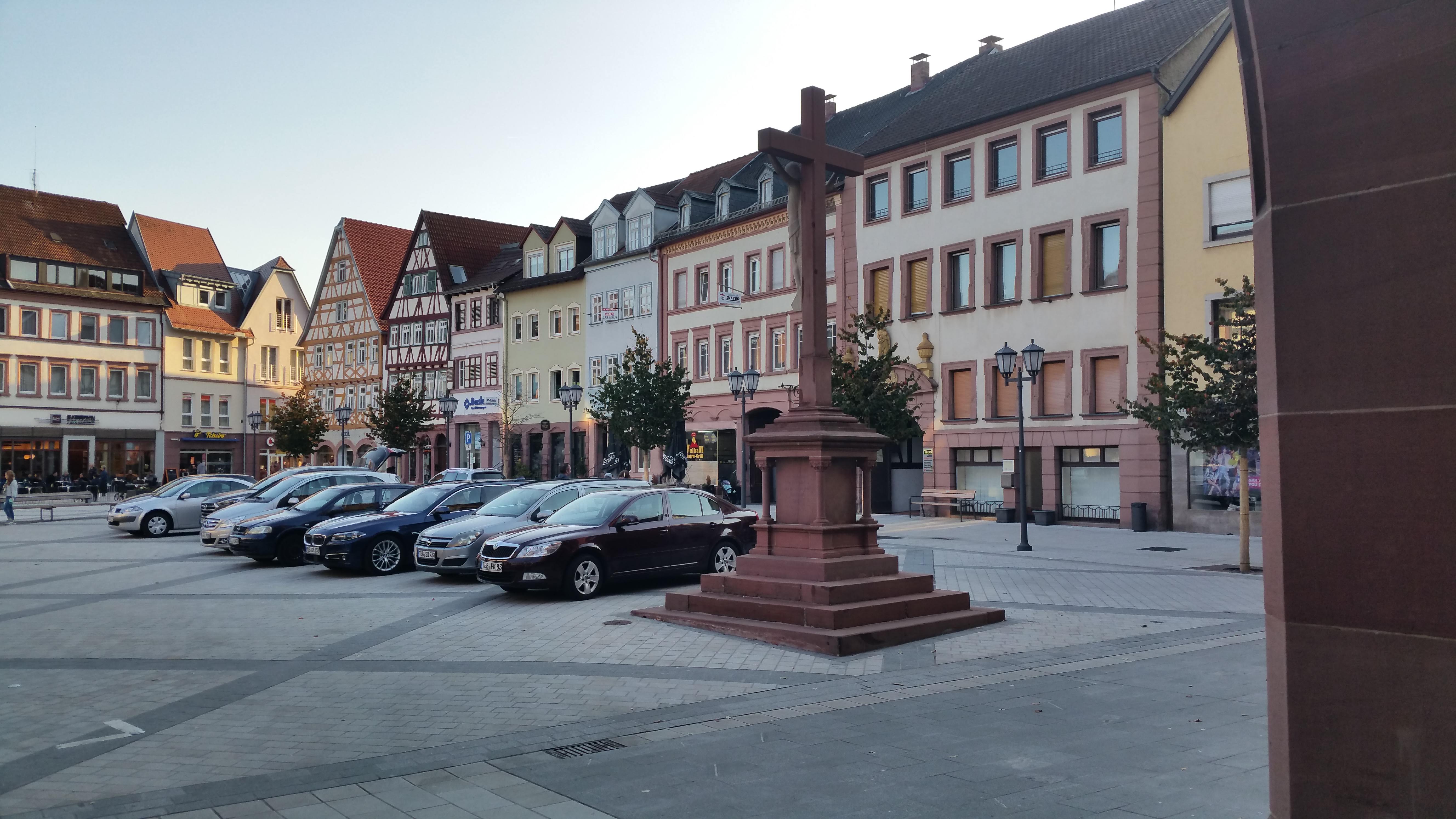Blick aus den Rathaus-Arkaden auf die westliche Häuserreihe