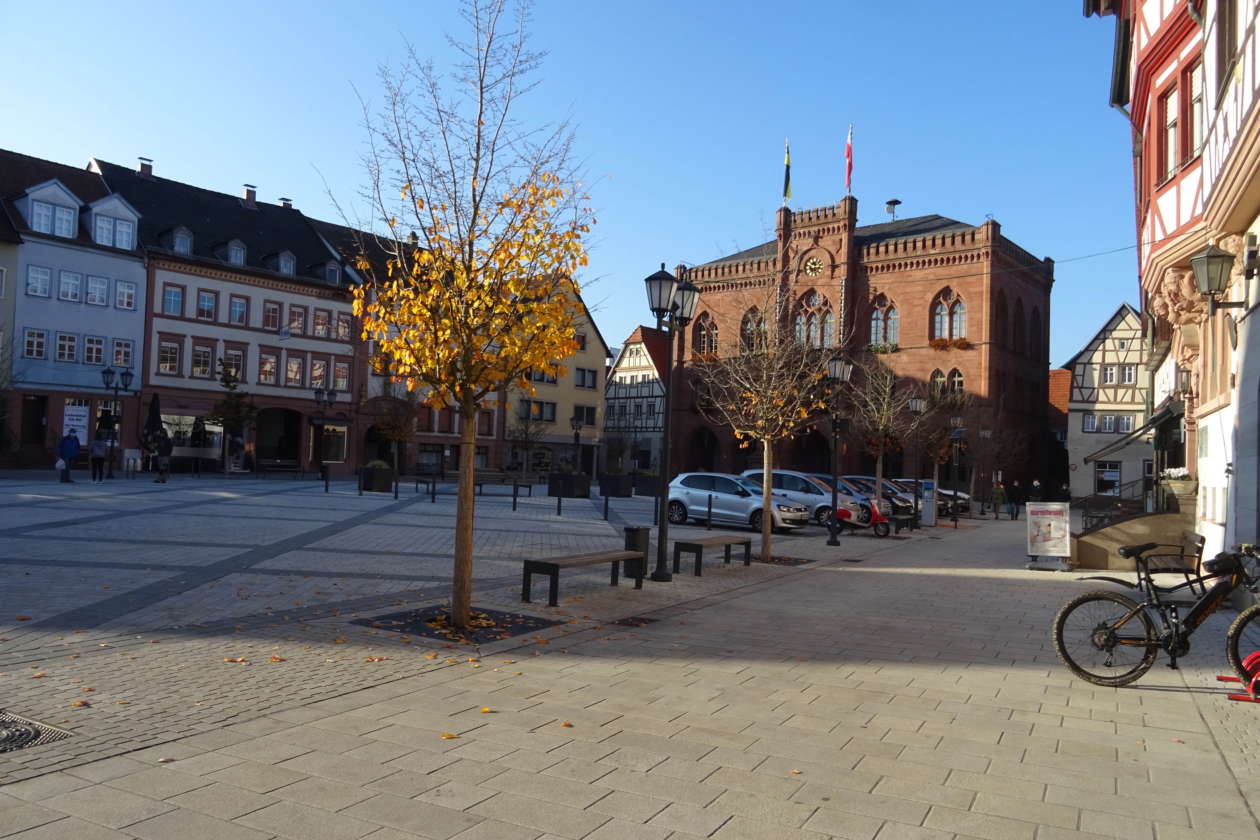 Blick von der südöstlichen Platzkante über den Marktplatz zum Rathaus