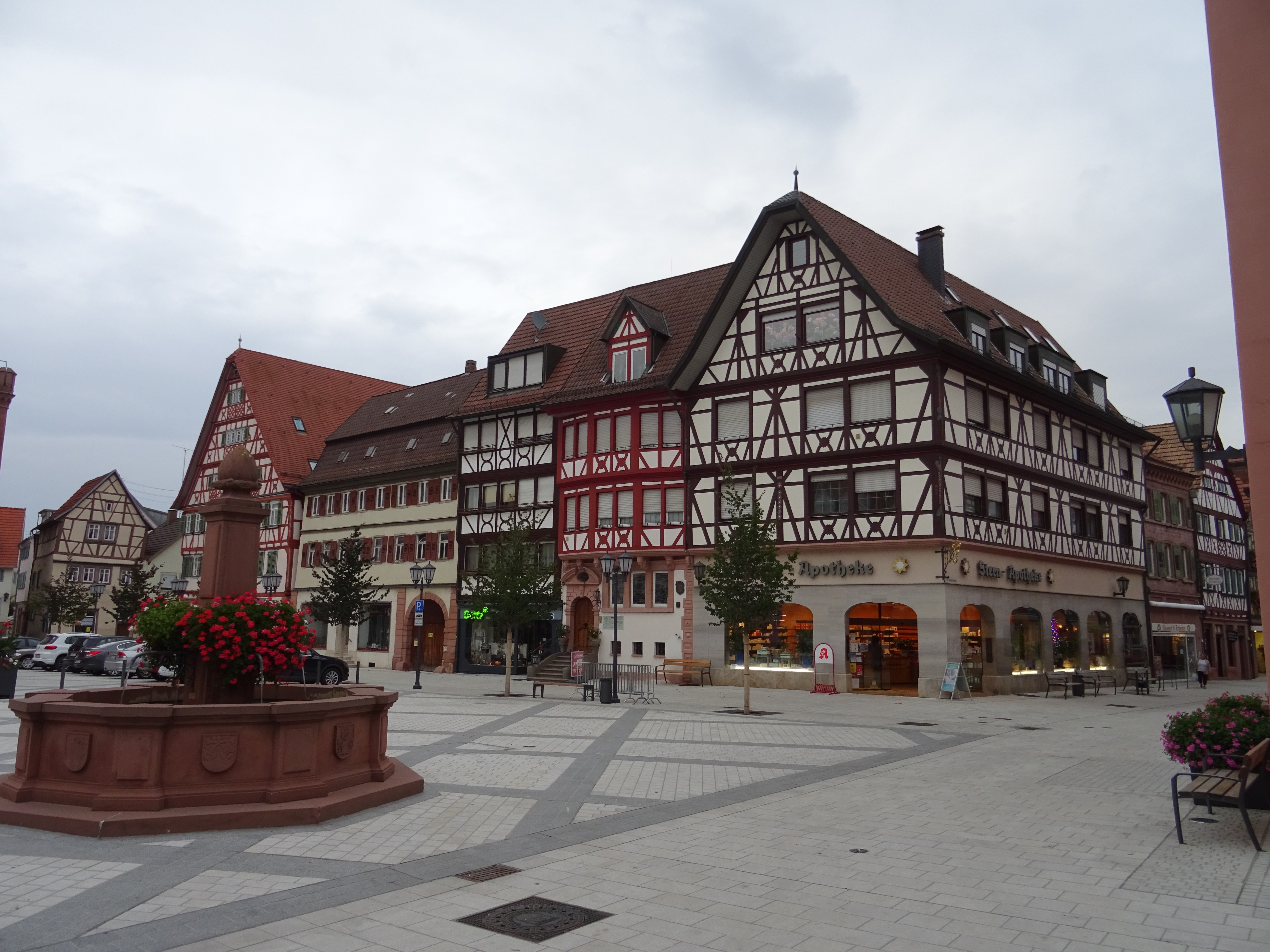 Östliche Häuserreihe mit Stern-Apotheke, La-Roche-Haus und Alter Post