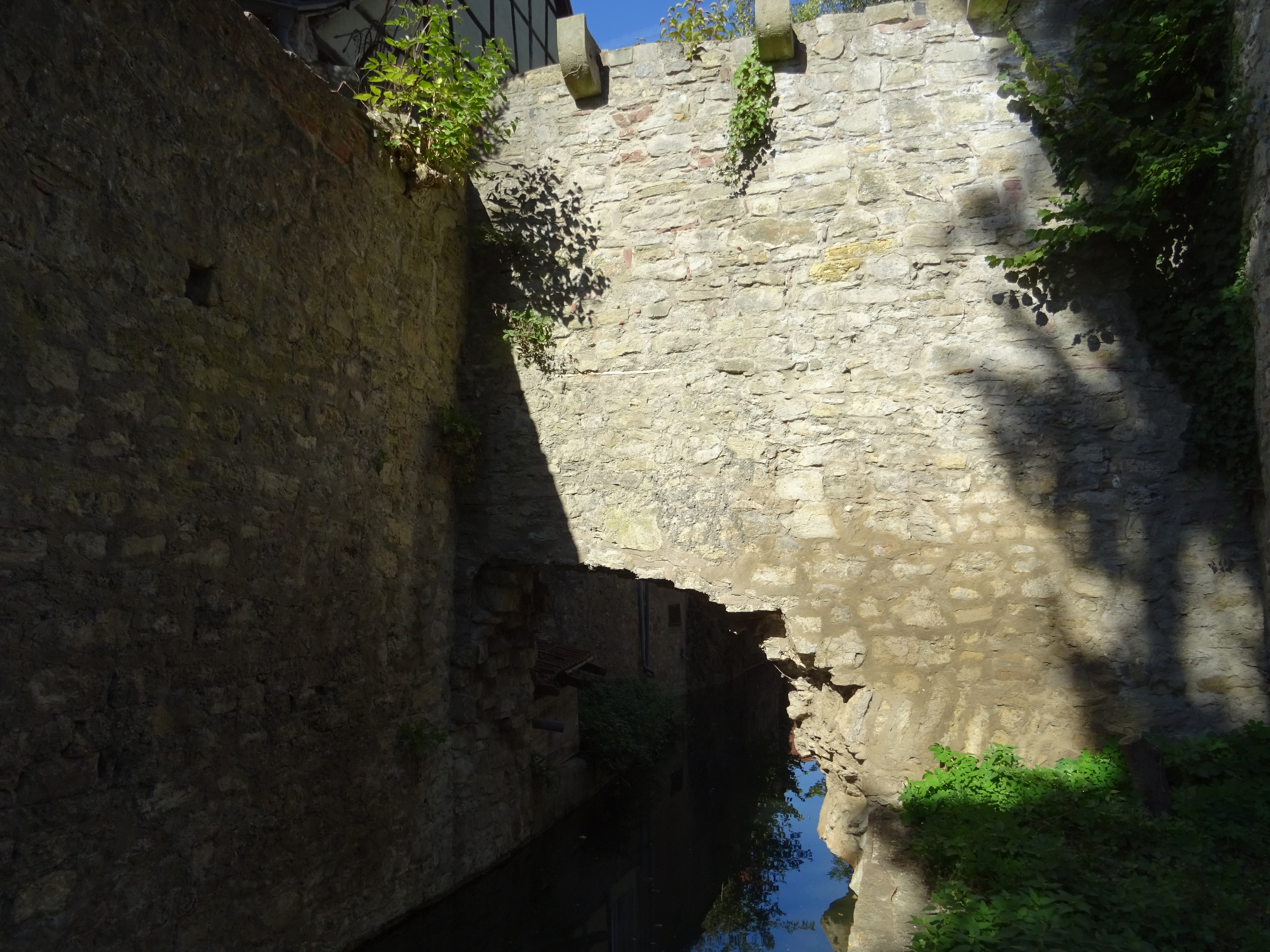 Stadtmauerrest am Mühlkanal als Detail