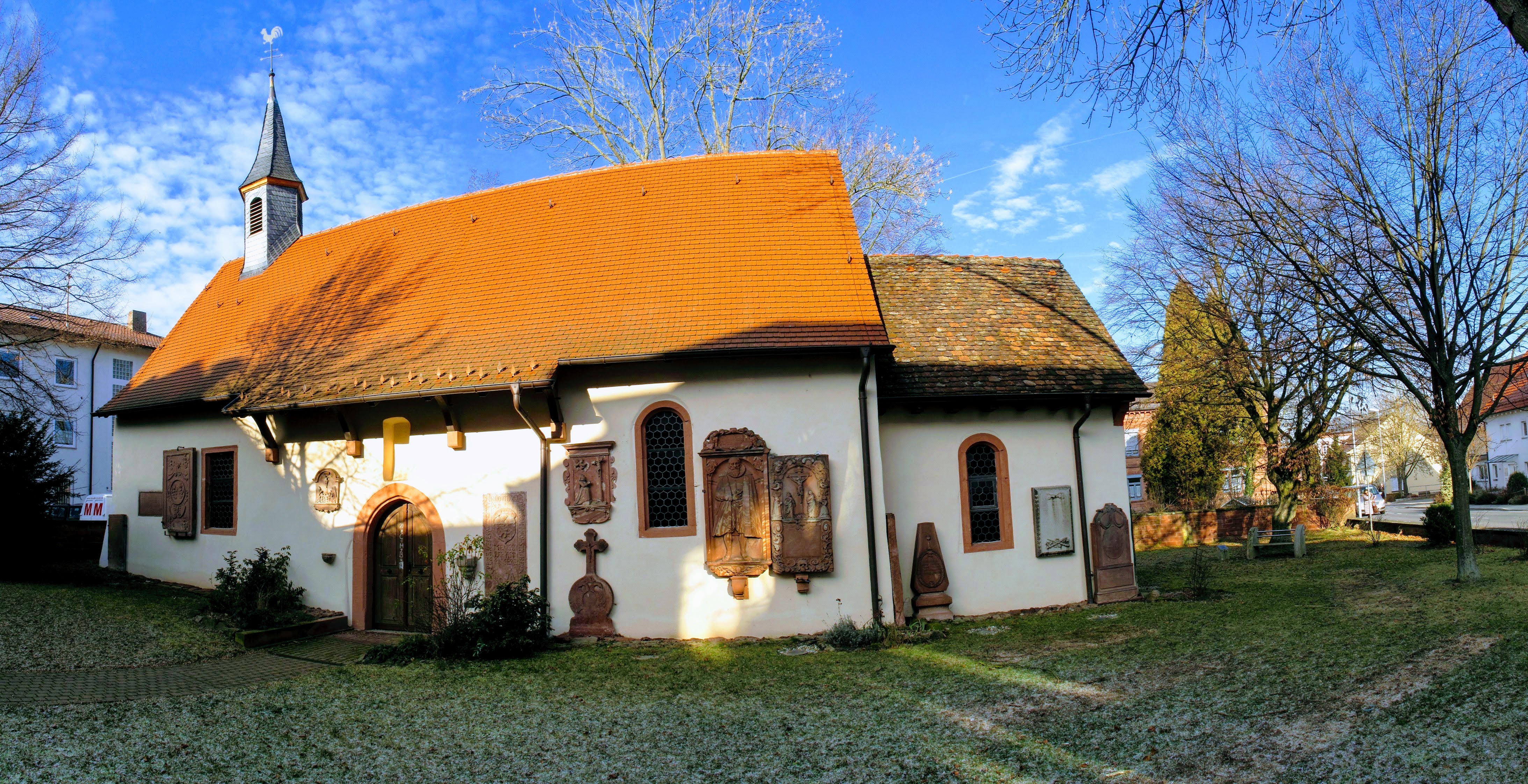 Südwand der Peterskapelle mit Eingangsbereich