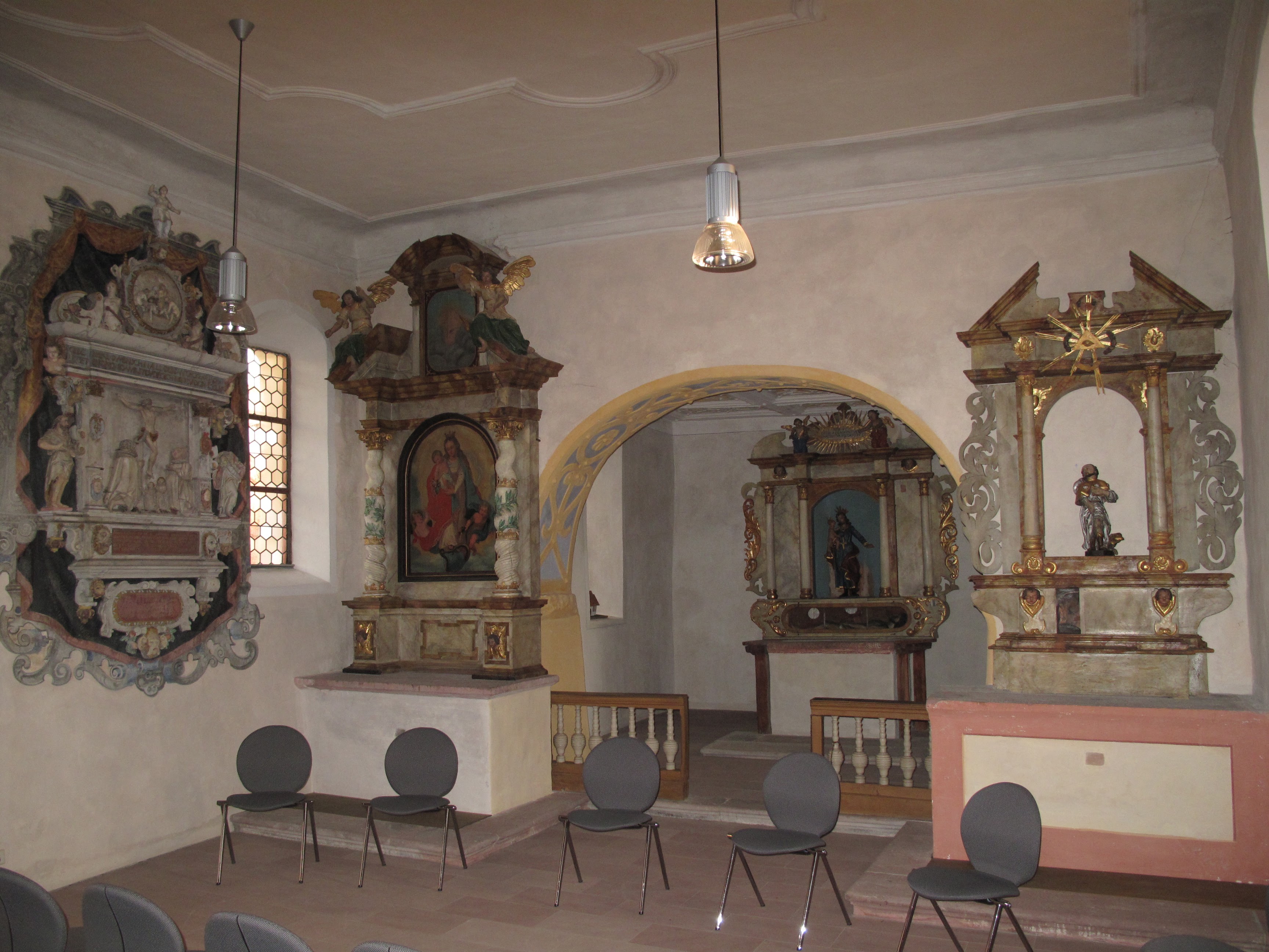 Innenraum der Peterskapelle mit Blick zum Chor und Altären