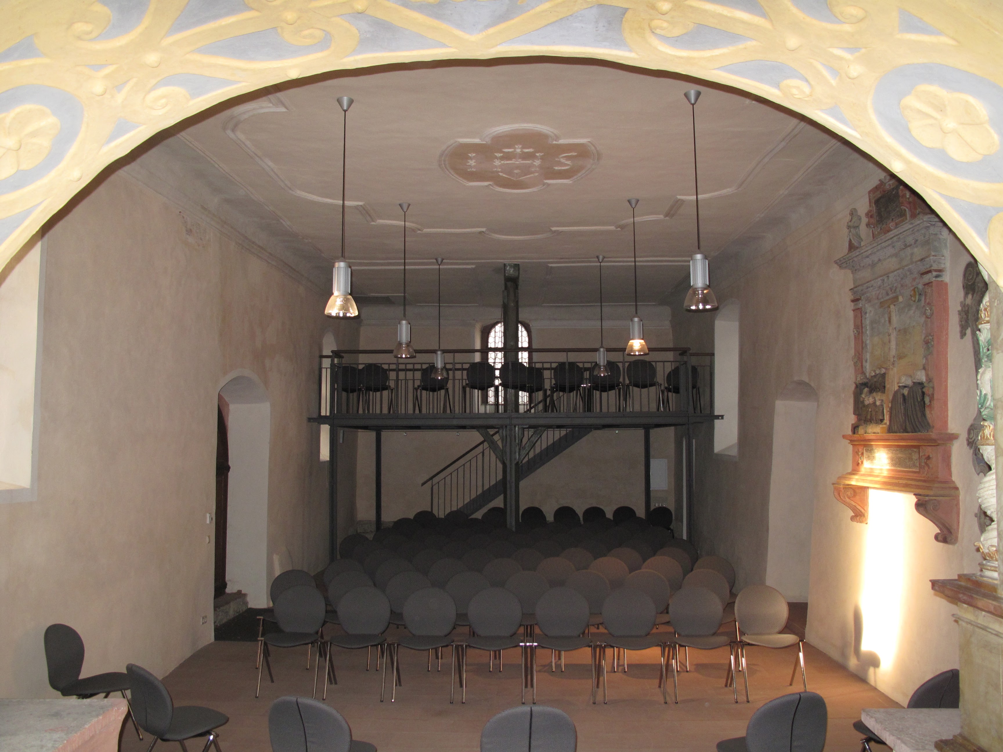 Innenraum der Peterskapelle mit Blick zum Eingang und zur Empore