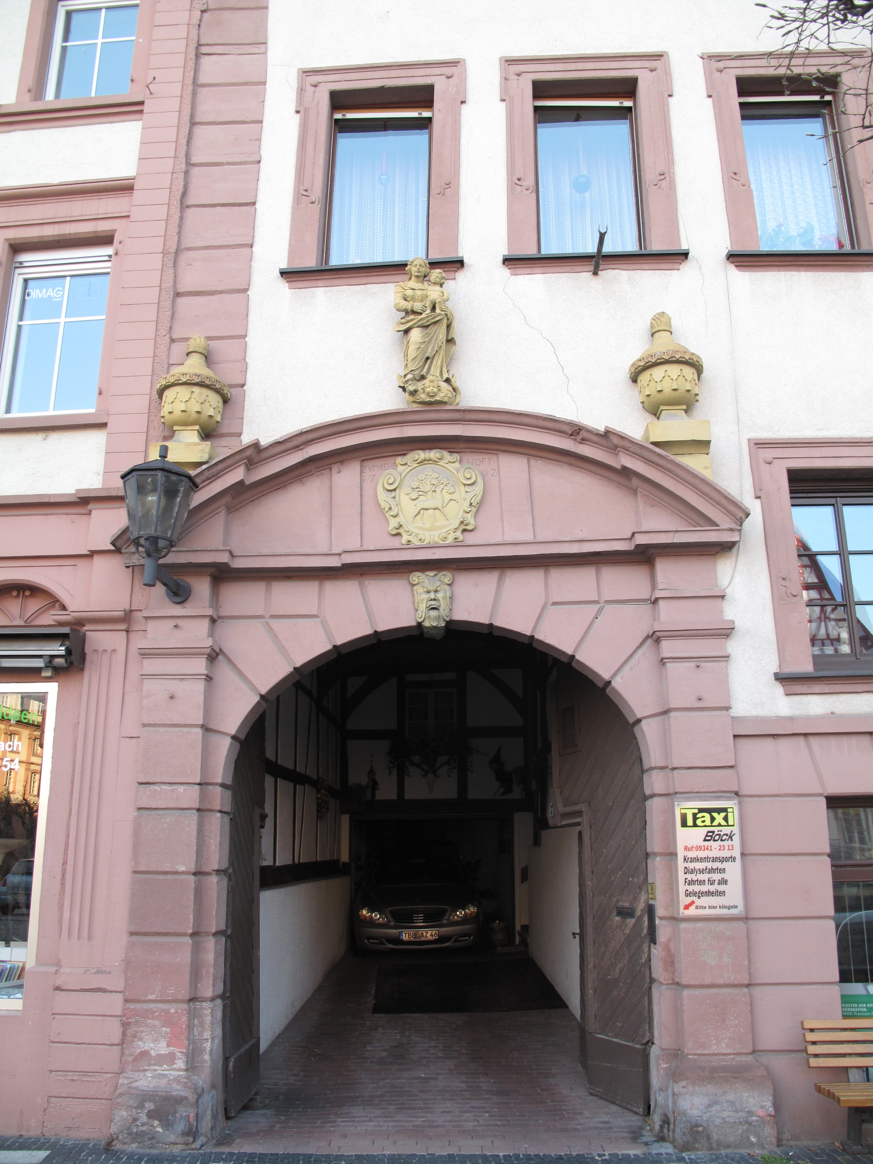 Rehhof-Portal mit Madonna, Rehzeichen und Jahreszahl 1702