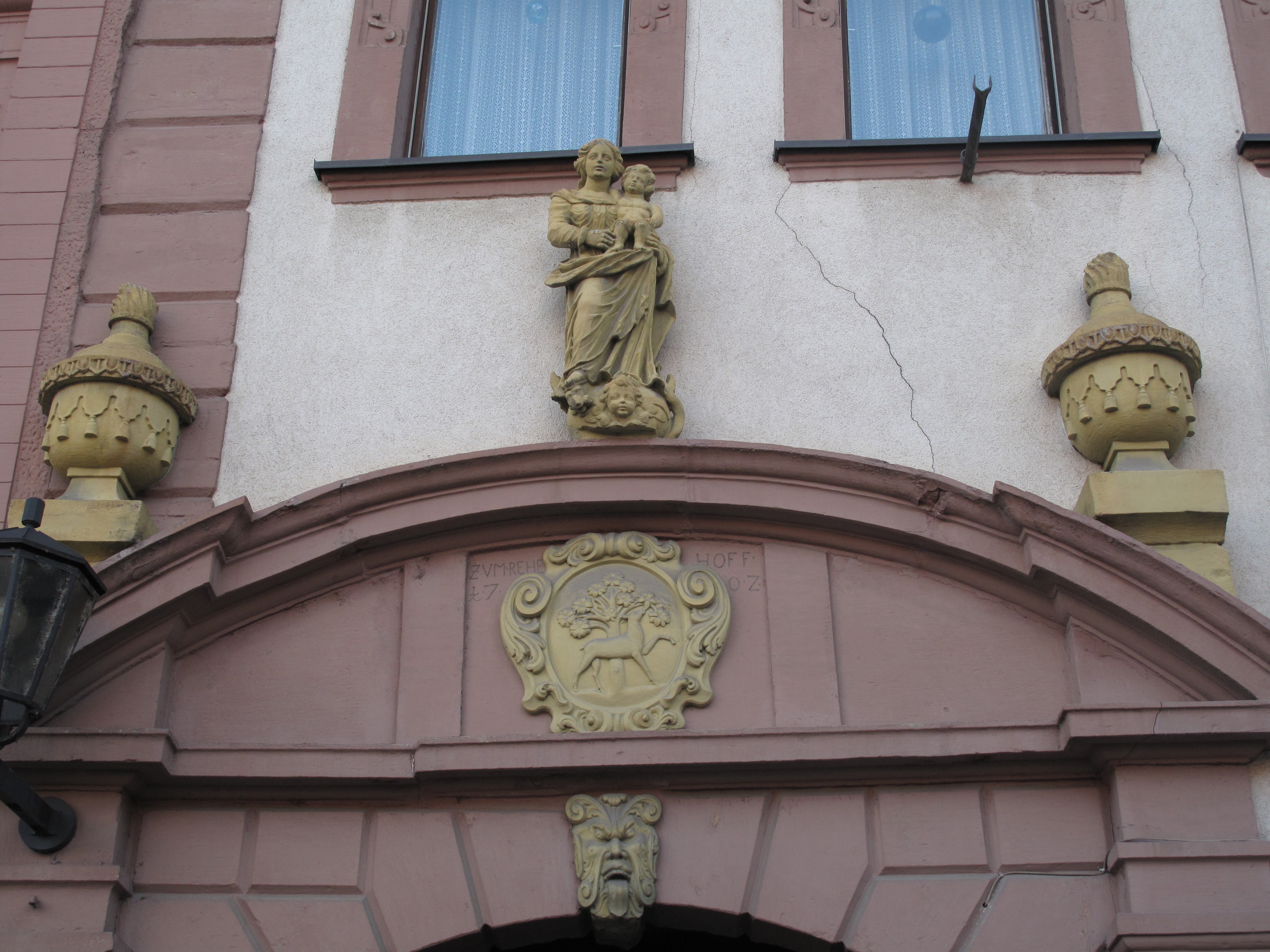 Detail am Rehhof-Portal mit Madonna und Rehzeichen
