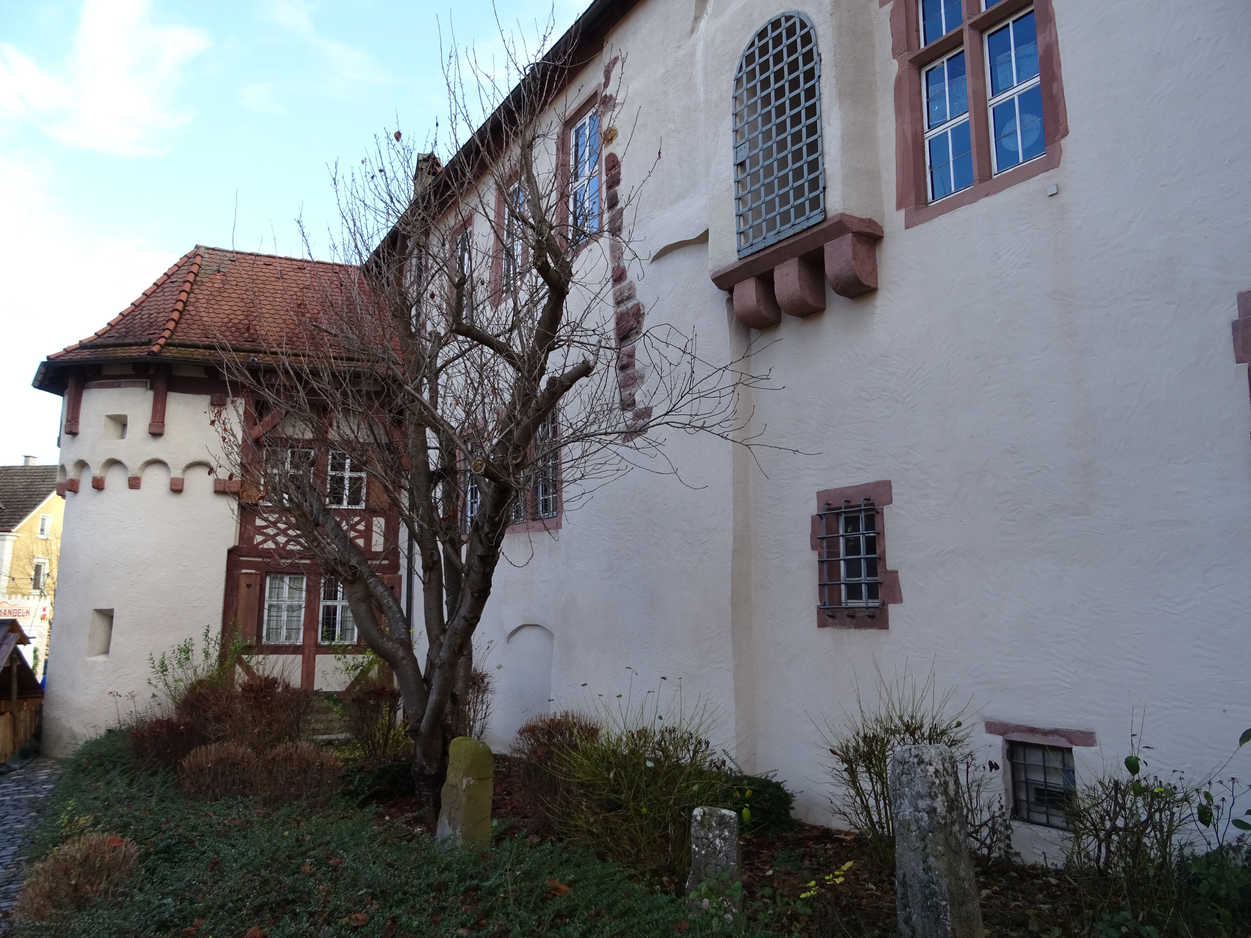 Schlossaußenseite mit Rundturmrest nahe dem Jägerhäuschen