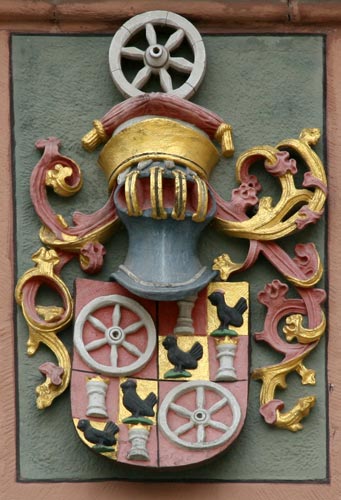 Frontalaufnahme des Wappens im Schlossinnenhof