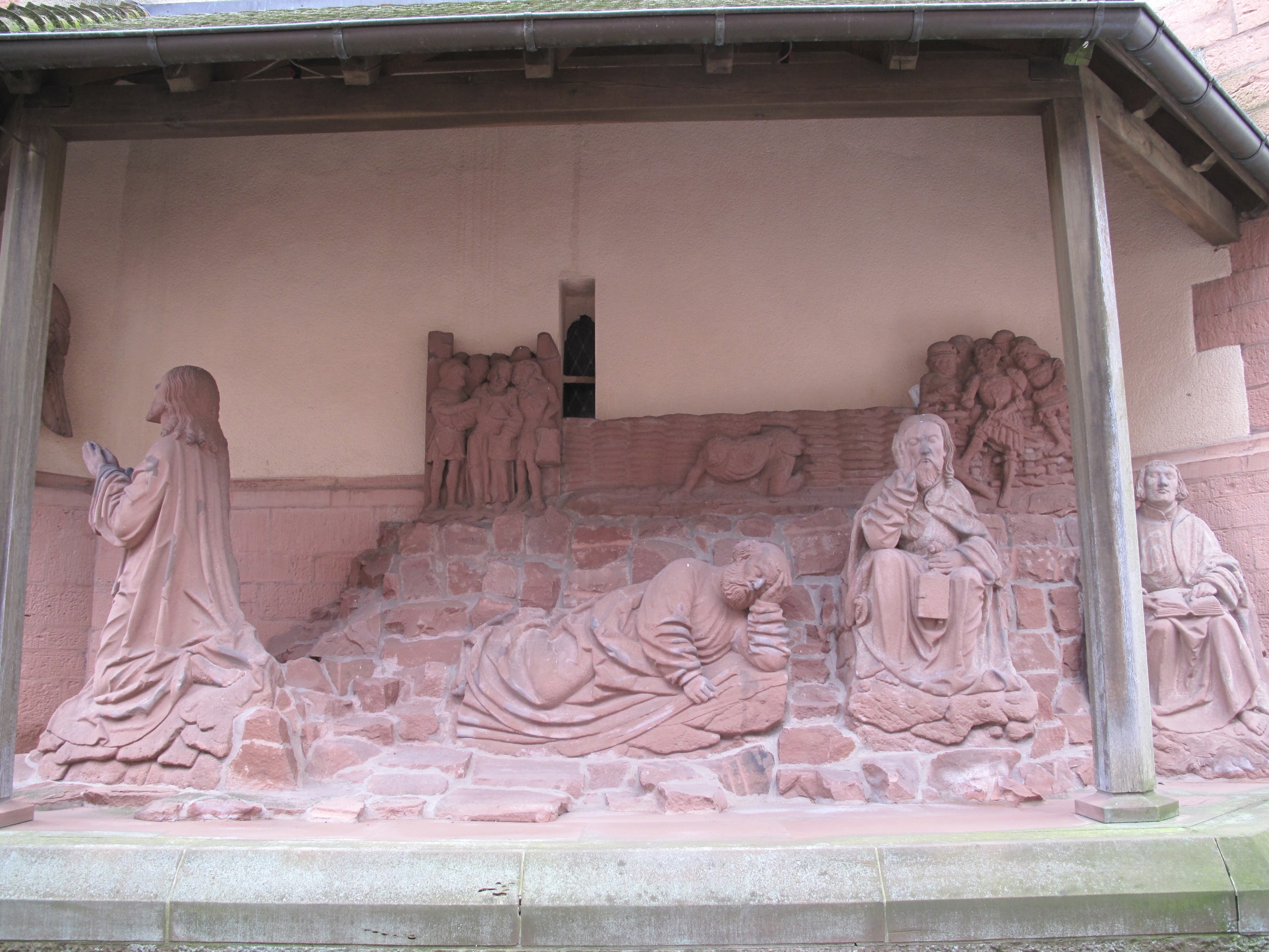 Ölbergsgruppe an der Außenwand der Stadtkirche