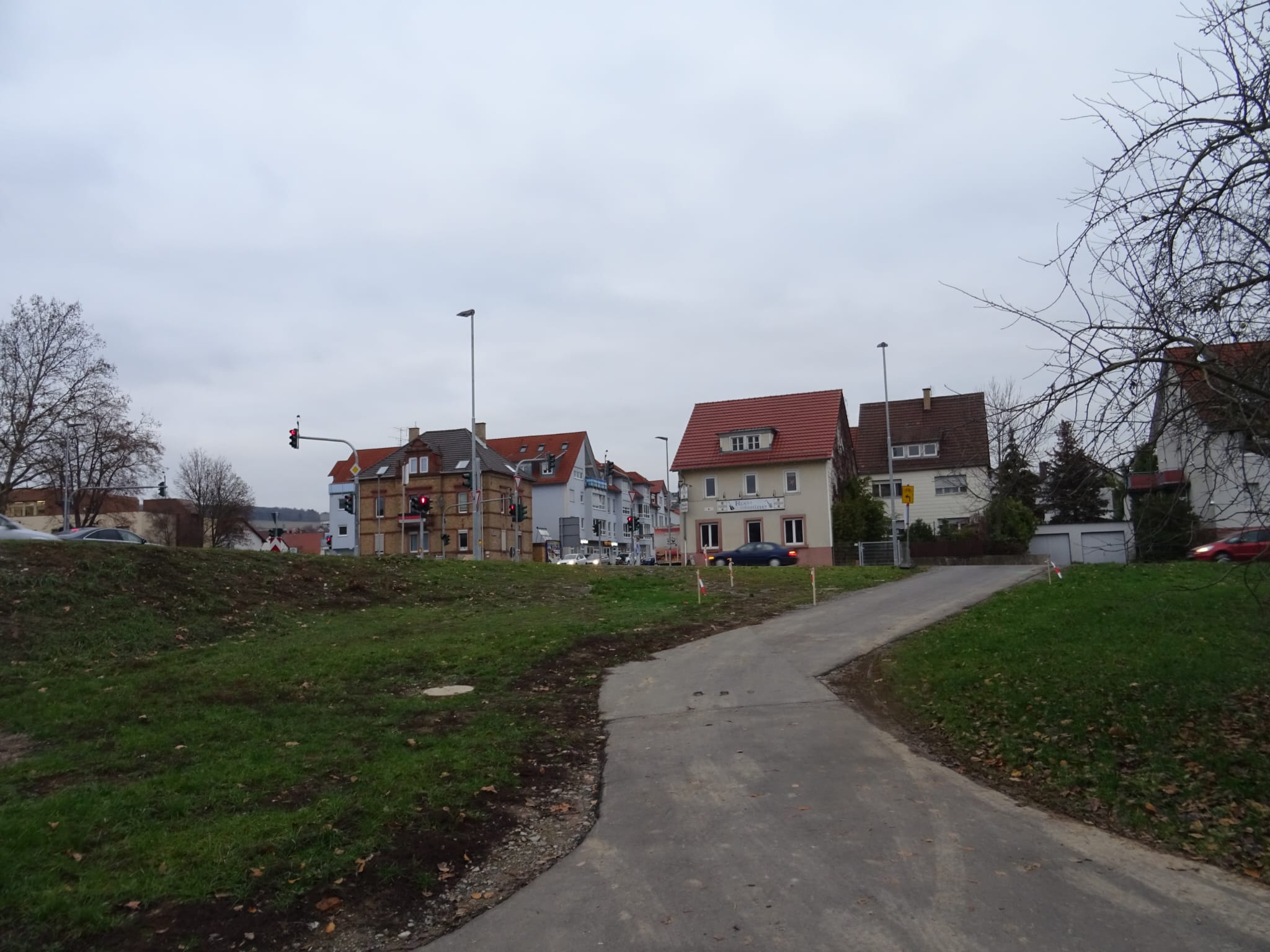 Blick vom gegenüberliegenden Ufer zur Mergentheimer Straße