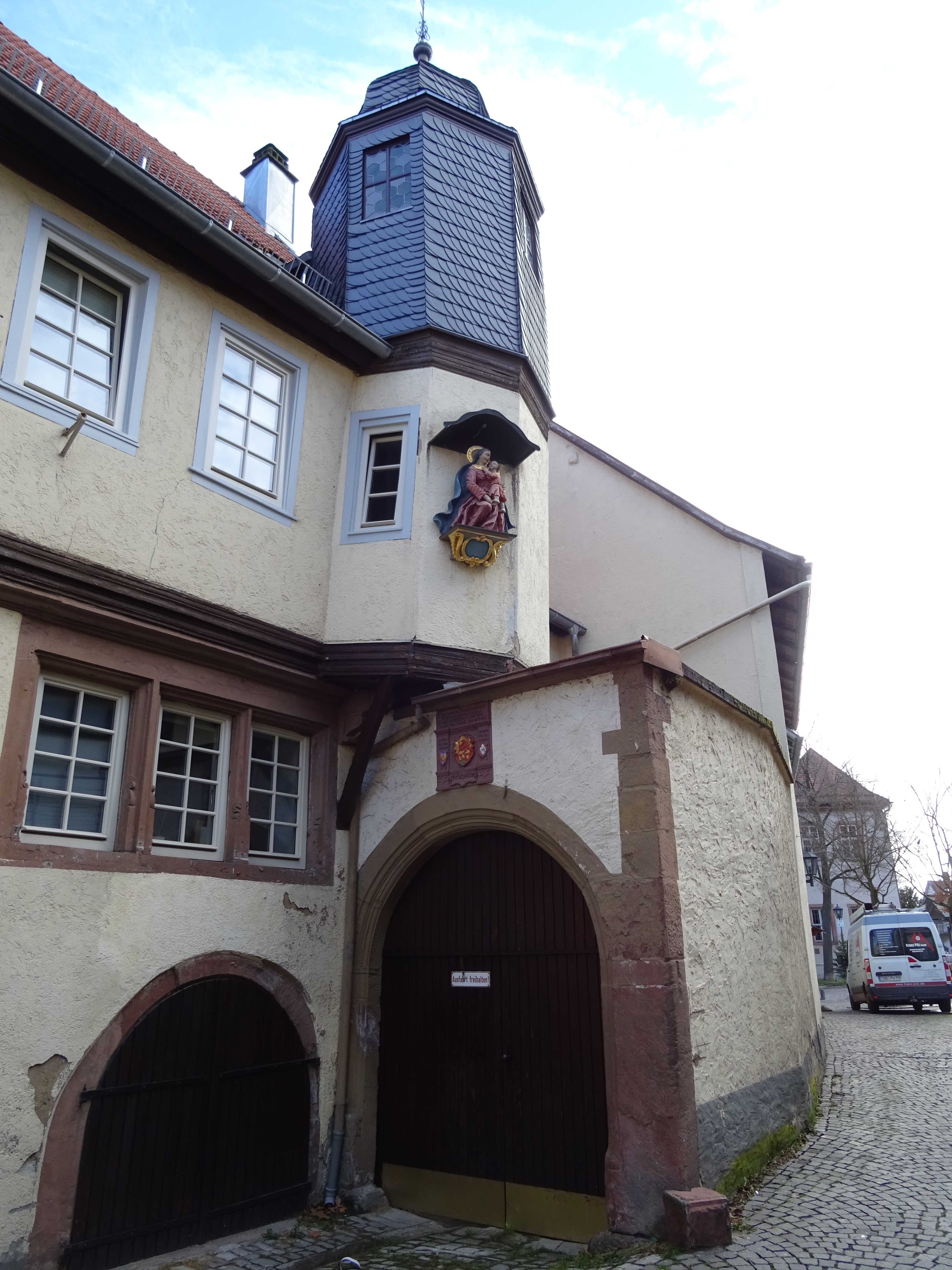 Zwinger aus der Gasse Richtung Schloss
