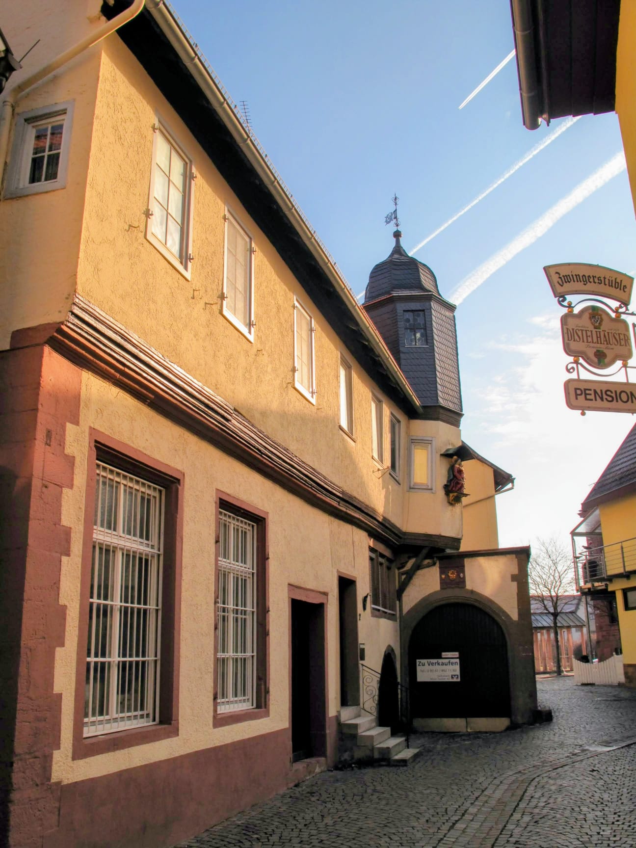 Gasse mit Blickrichtung zum Schloss