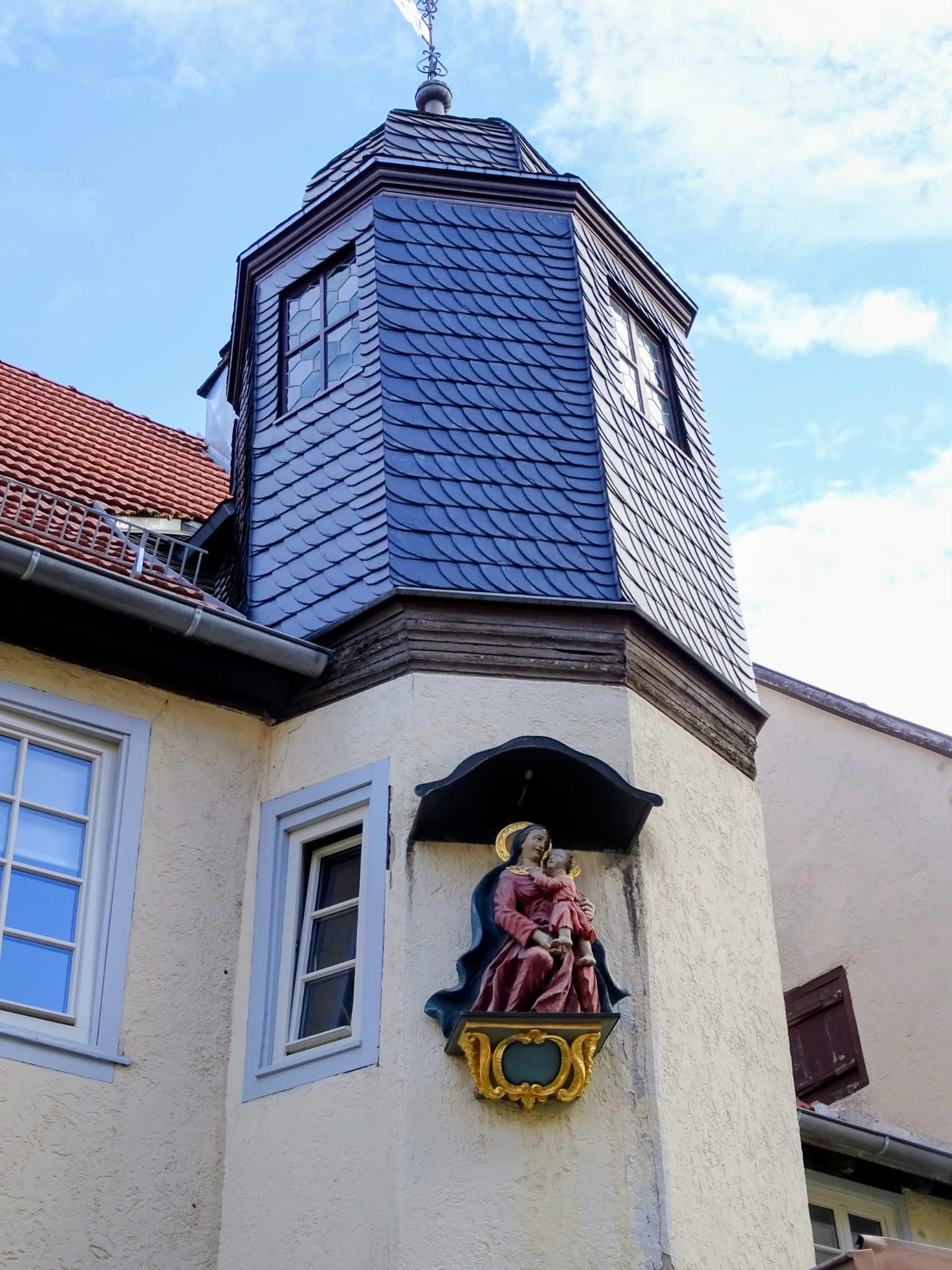Türmchen des Zwingergebäudes mit Madonnenfigur