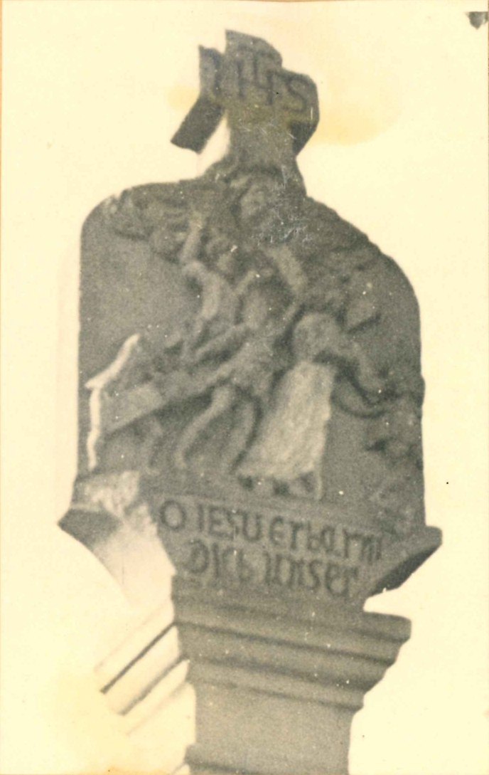 Kolb Nr. 117: Der Kreuzschlepper-Bildstock an der Alten Straße am Brenner, 1763, damals noch mit dem Relief. Foto: Dr. Josef Ihringer (1952 bis 1958), Archiv der Tauberfränkischen Heimatfreunde.