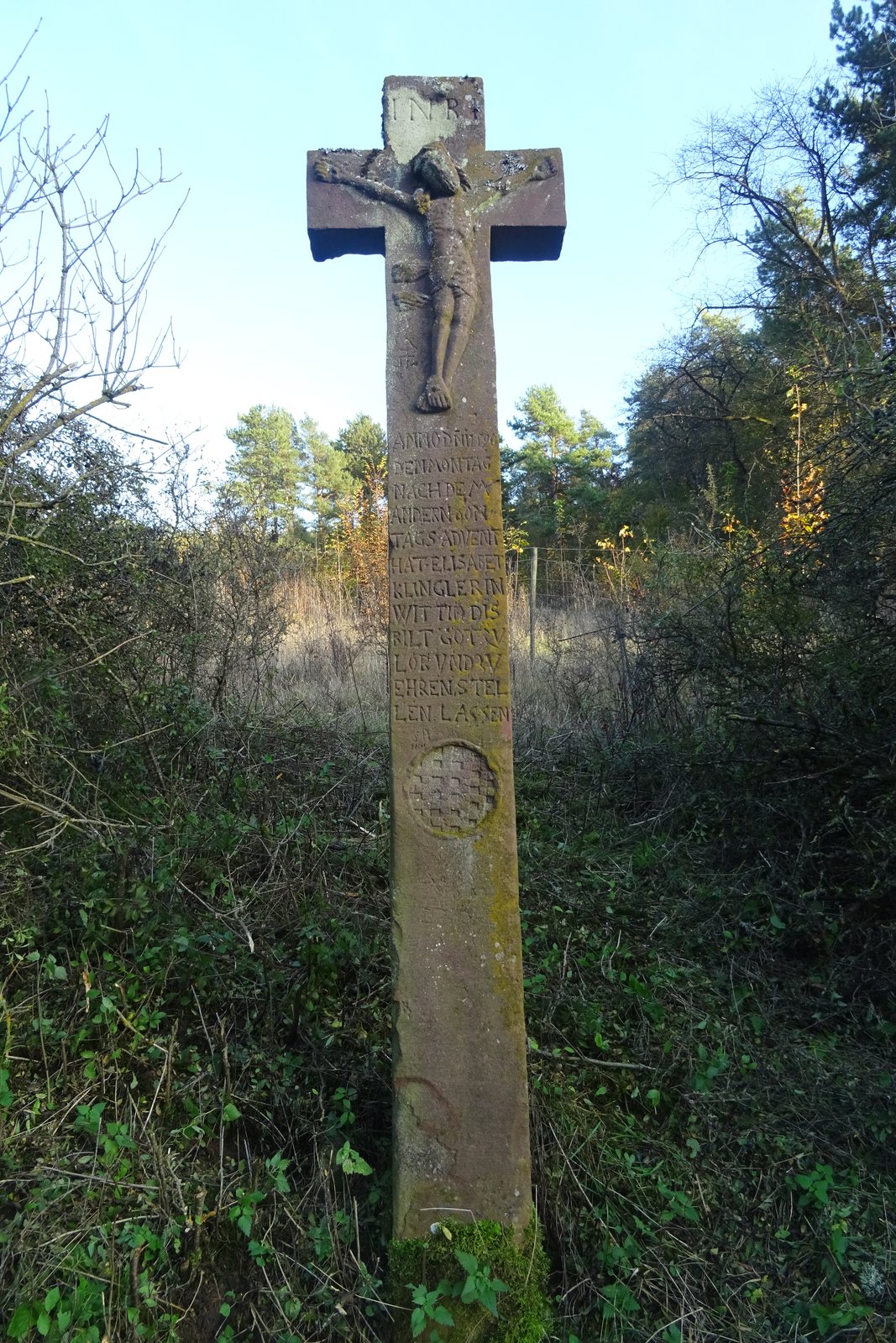 Das Klinglerkreuz, auch Siebmacherkreuz, an der alten Würzburger Straße in der Viertelesgrube. Es wurde 1590 von der Witwe errichtet, vermutlich an der Todesstelle eines Siebmachers Klingler.