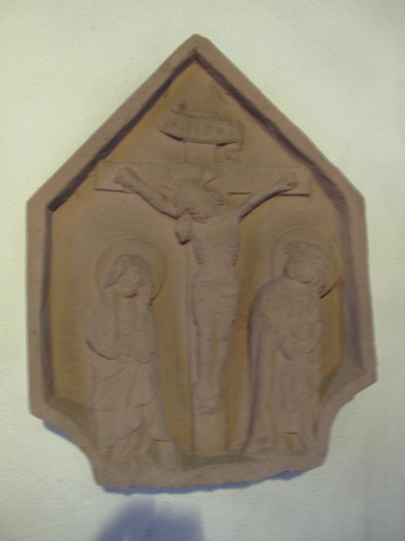 Kolb Nr. 10: Das Kreuzigungsrelief, heute im Obergeschoss der Sebastianuskapelle. Foto: Hendrik Beierstettel.
