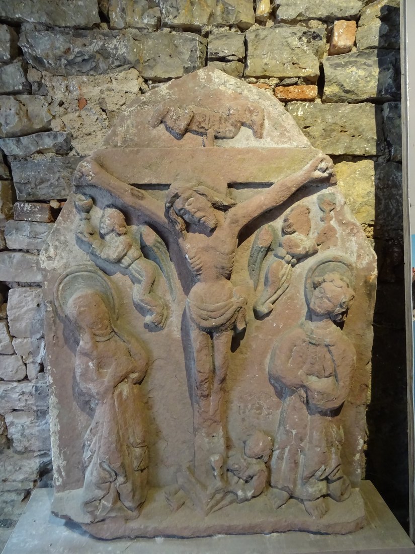 Kolb Nr. 11: Das Kreuzigungsrelief mit den Kelchengeln, heute im Limbachhaus in der Frauenstraße. Foto: Hendrik Beierstettel.