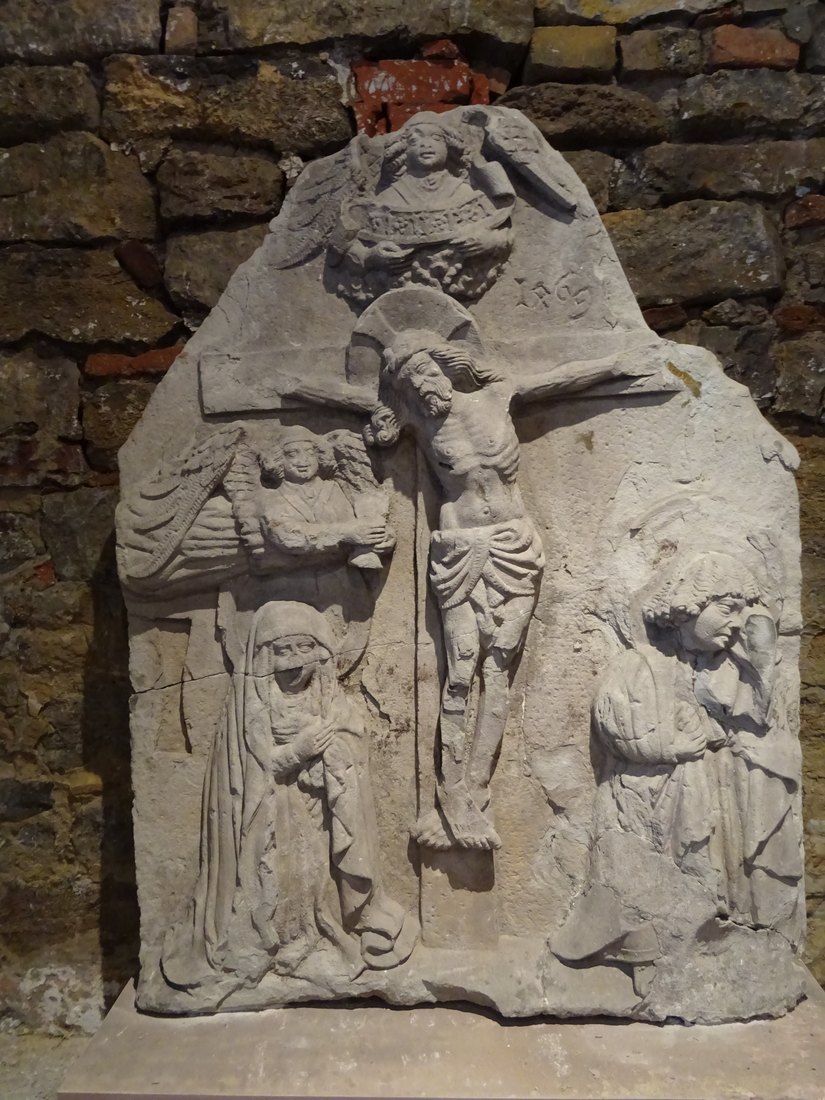 Kolb Nr. 8: Das Kreuzigungsrelief von 1469, heute im Limbachhaus in der Frauenstraße. Foto: Hendrik Beierstettel.