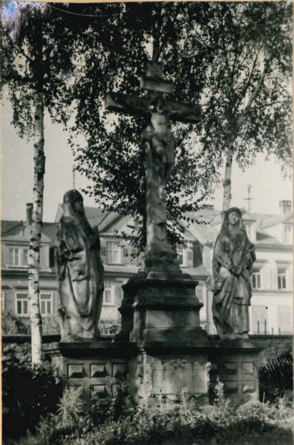 Kolb Nr. 100: Die Kreuzigungsgruppe des Amtmanns Lerch von 1616, damals im Museumsgarten bei der Peterskapelle. Foto: Dr. Josef Ihringer (1952 bis 1958), Archiv der Tauberfränkischen Heimatfreunde.