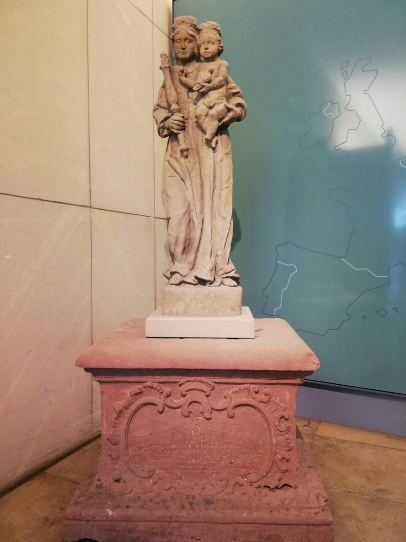 Kolb 1952 Nr. 235: Die Mariensäule von der Königheimer Straße, heute im Treppenhaus des Landratsamts. Foto: Hendrik Beierstettel.