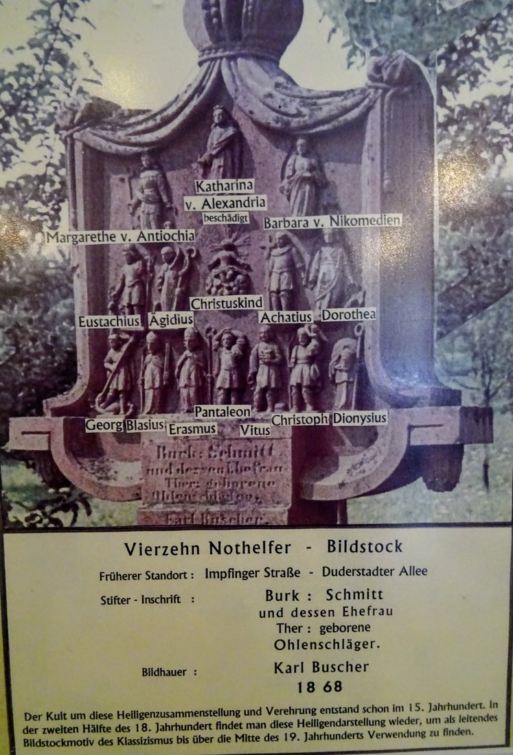 Das Oberteil mit der Tafel des Museums: Die Heiligen sind benannt, ein altes Foto zeigt den Bildstock am früheren Standort (Kolb Nr. 256). Foto: Hendrik Beierstettel.