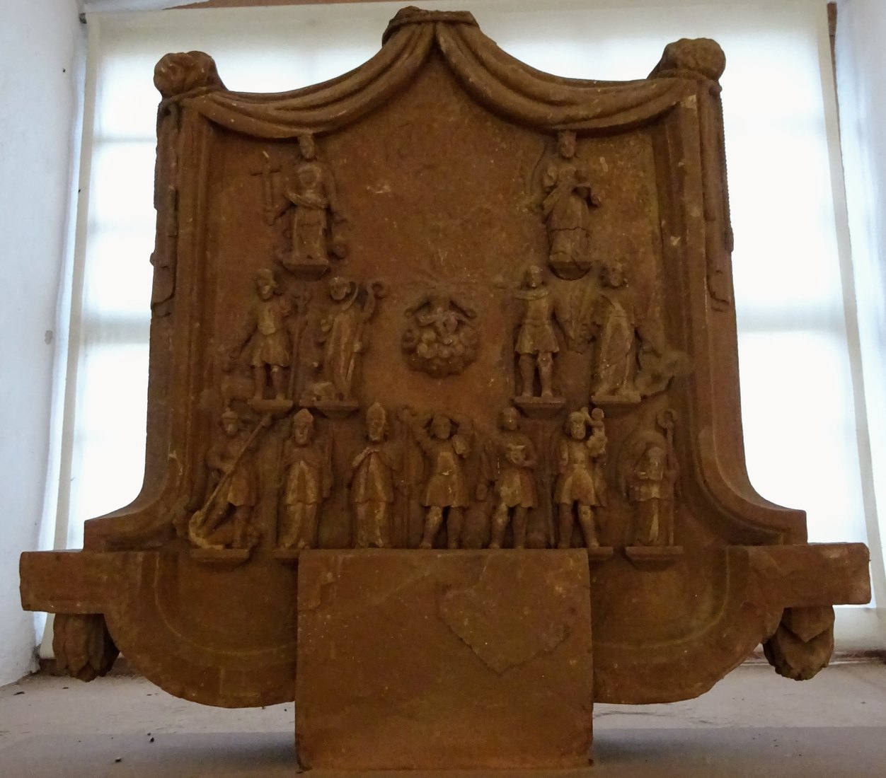 Das Oberteil des Bildstocks der Vierzehn Nothelfer von der Impfinger Straße (Kolb Nr. 256), heute im Tauberfränkischen Landschaftsmuseum im Schloss. Foto: Hendrik Beierstettel.