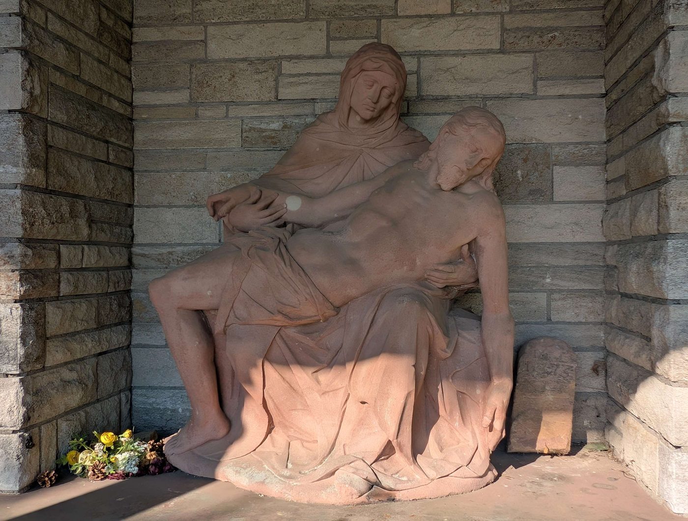 Die nahezu lebensgroße Pietà bildet bis heute das Zentrum der Kapelle. Foto: Hendrik Beierstettel.
