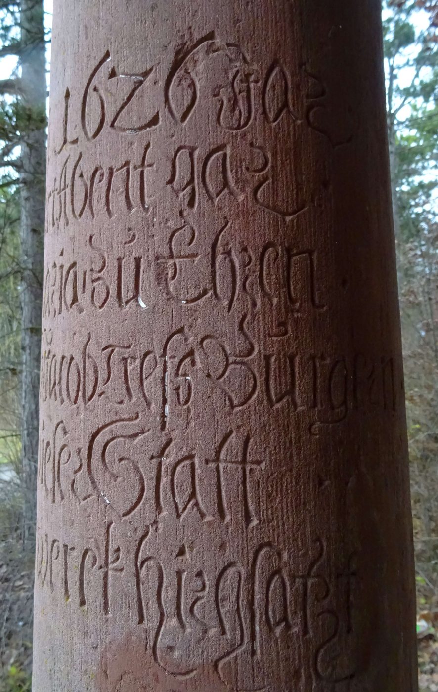 Auf der linken vorderen Säule steht die Stifterinschrift mit der Jahreszahl 1626. Foto: Hendrik Beierstettel.
