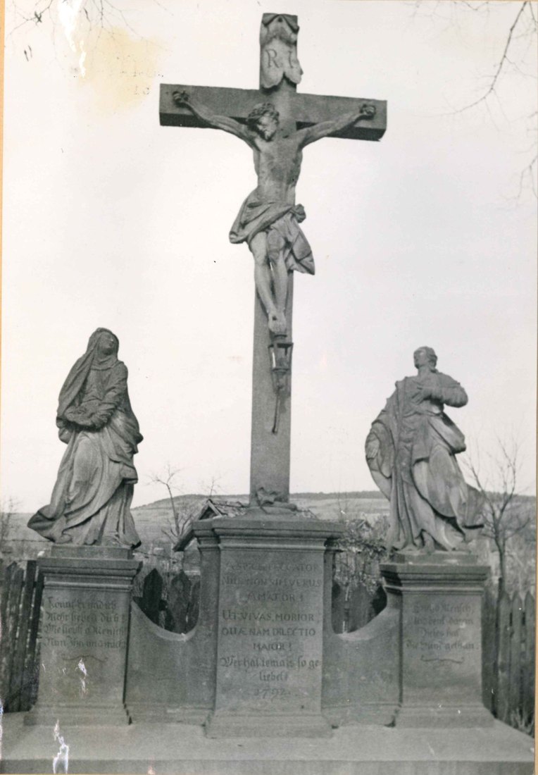 Kolb Nr. 105: Die Kreuzigungsgruppe Rincker von 1792 an der Tauberbrücke. Foto: Dr. Josef Ihringer (1952 bis 1958), Archiv der Tauberfränkischen Heimatfreunde.