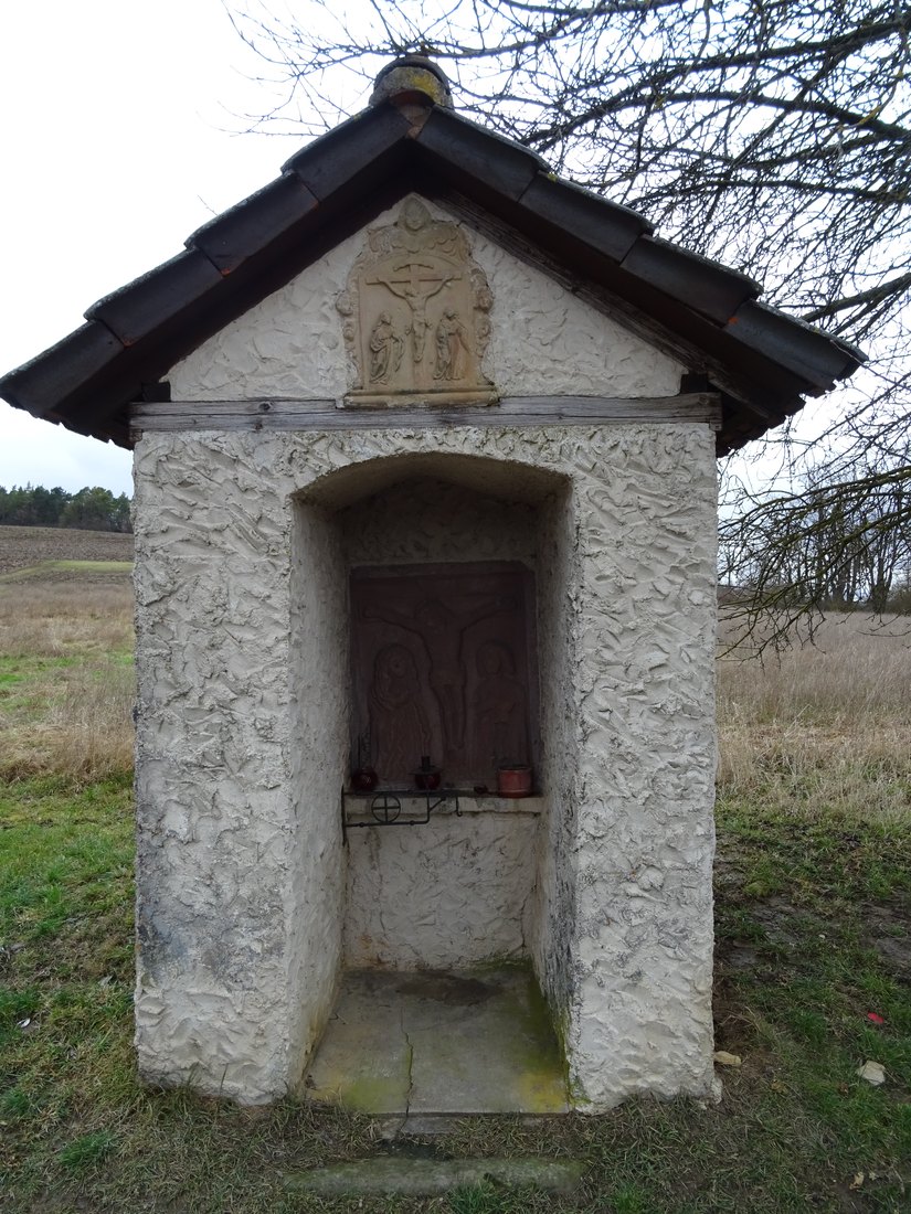 Die untere Spraitkapelle beim Richtplatzkreuz, mit dem Kreuzigungsrelief über dem Eingang (Kolb Nr. 71) und dem Relief im Inneren (Kolb Nr. 9). Foto: Hendrik Beierstettel.