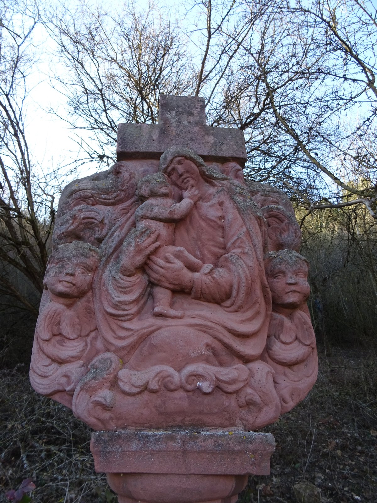 Das Oberteil mit Maria, Kind und Engelsköpfen