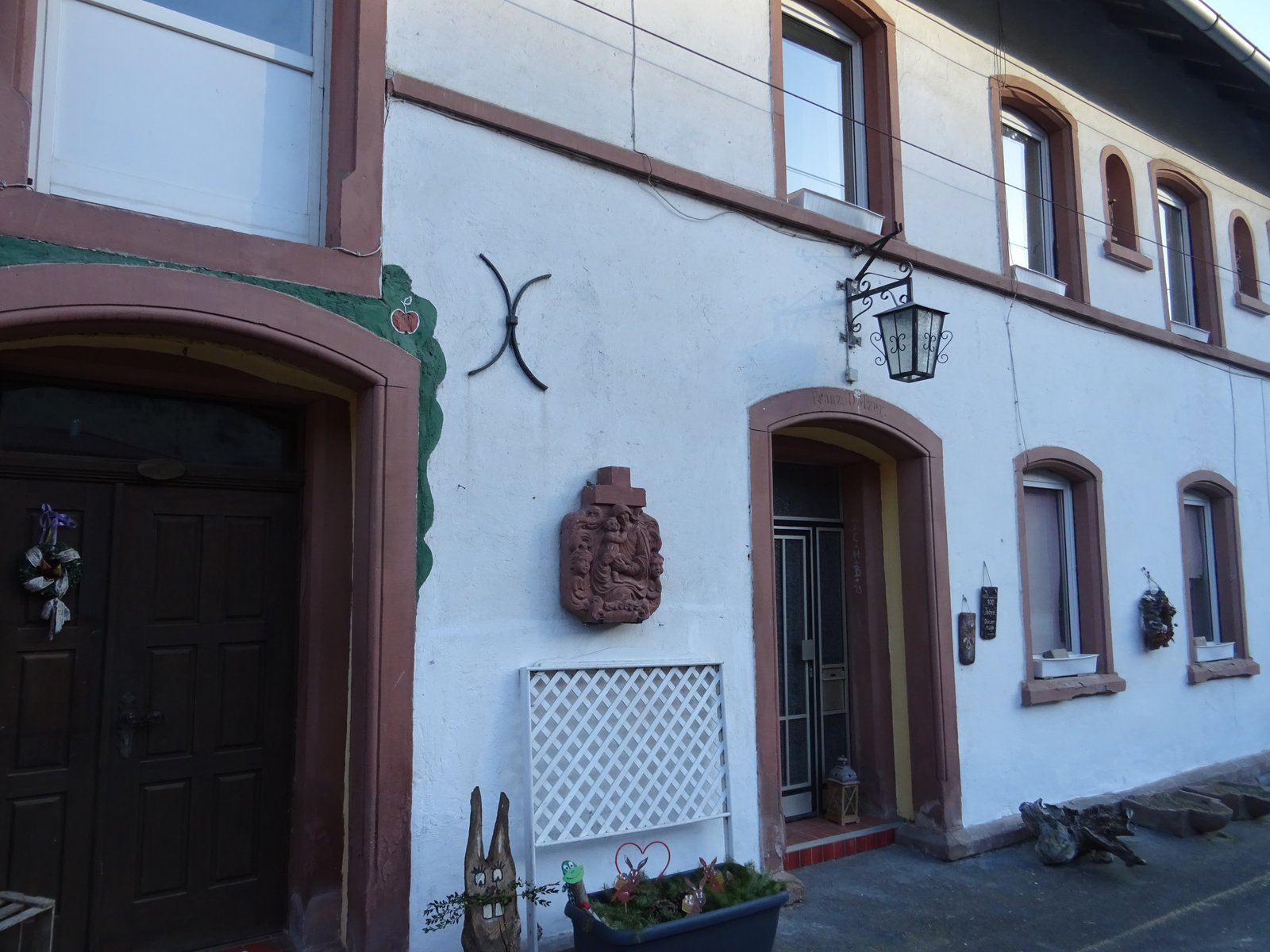 Das Oberteil an der Hauswand des Pferdeerlebnishofes Dölzer