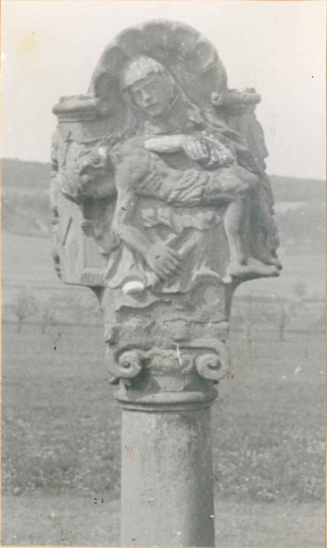 Kolb Nr. 147: Die Pietà des Kilian Stefa von 1752 an der Landstraße nach Impfingen. Foto: Dr. Josef Ihringer (1952 bis 1958), Archiv der Tauberfränkischen Heimatfreunde.