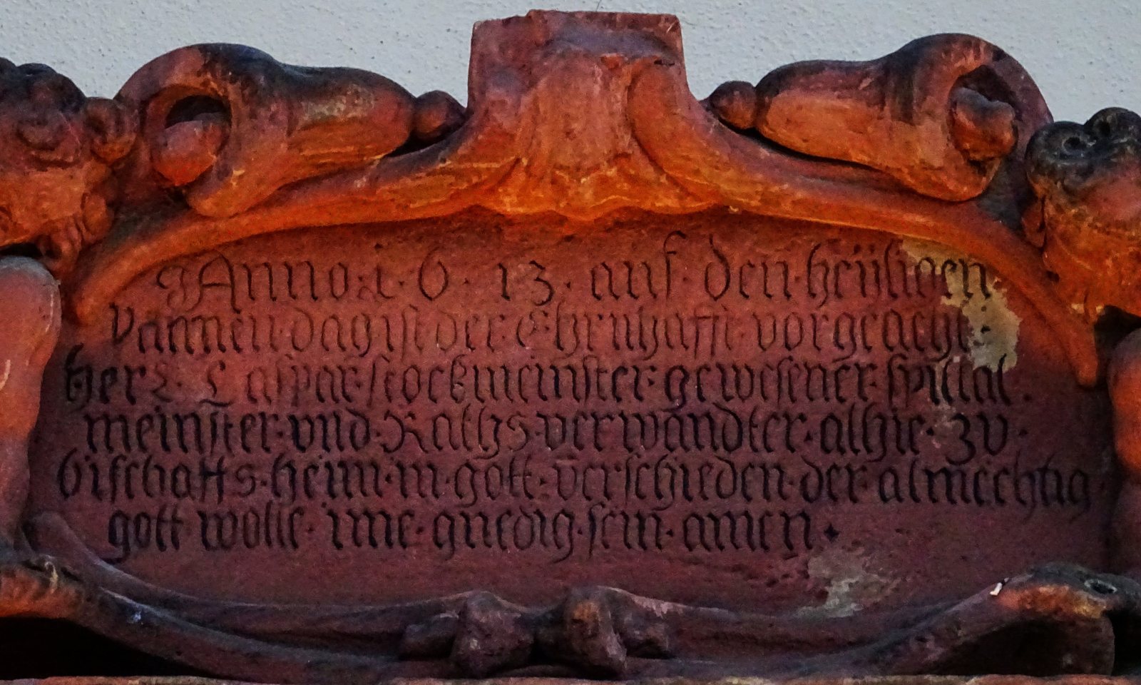Die Inschrift: „Anno 1613 auf den heyligen Valtinen Dag ist der ehrenhafft vorgeacht Herr Caspar Stockmeister gewesener spitalmeister und Rathsverwandter alhie zu bischoffsheim in gott verschieden …“