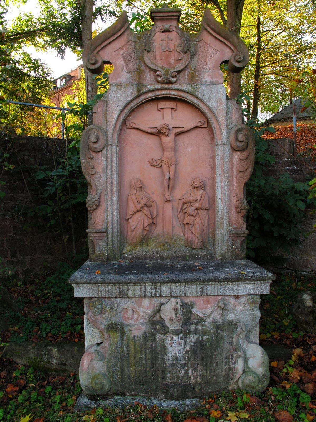 Der Drei-Lilien-Bildstock beim Konvikt, frontal.