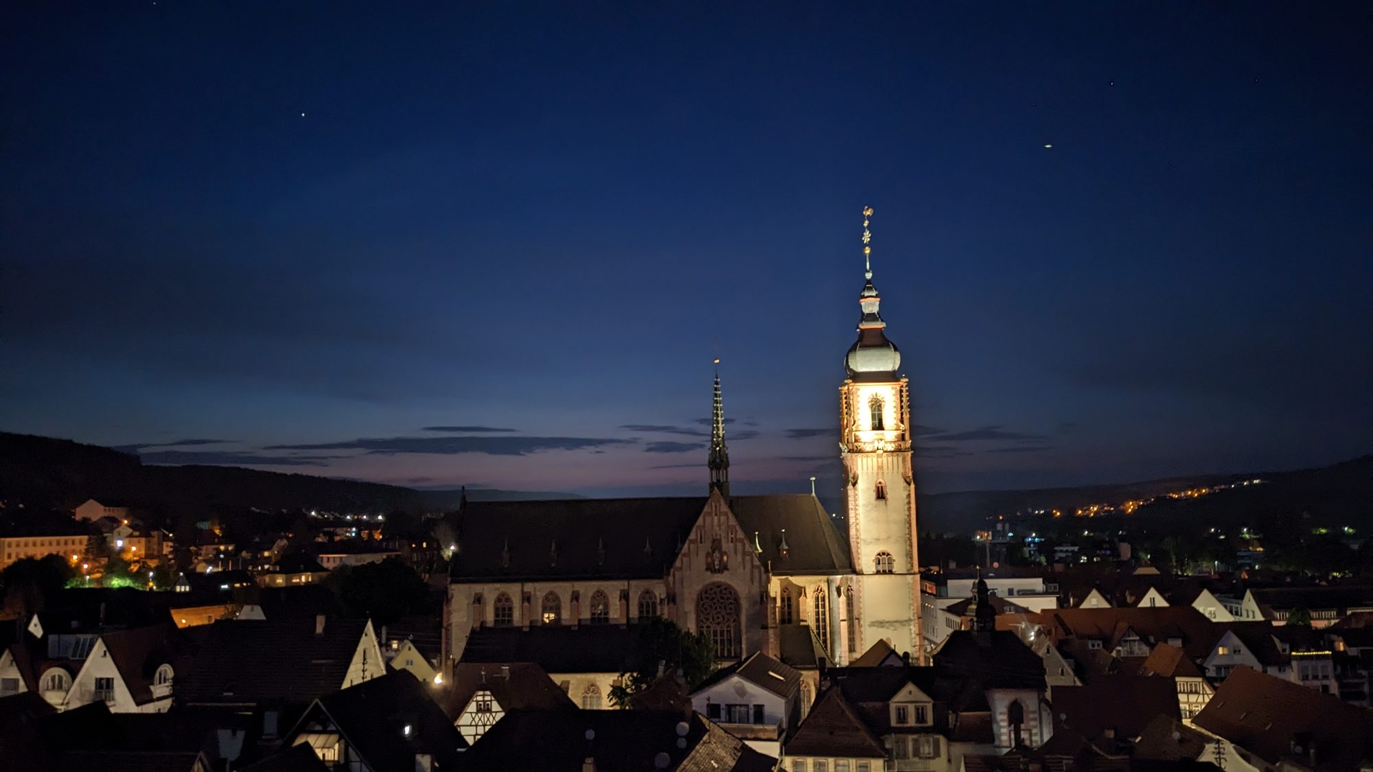 Nächtlicher Blick vom Türmersturm auf die Stadtkirche von Tauberbischofsheim