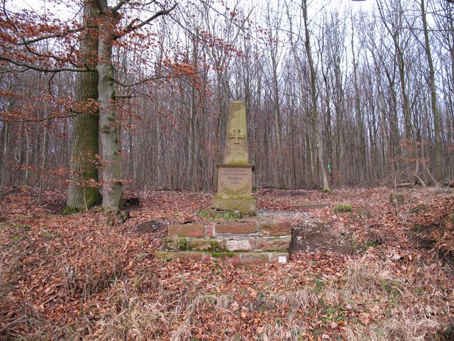 Grab/Denkmal im Teufelsloch: Oberm. Leuze & Fahrkan. Gehring, 1866 (zwischen Tauberbischofsheim - Impfingen - Großrinderfeld)