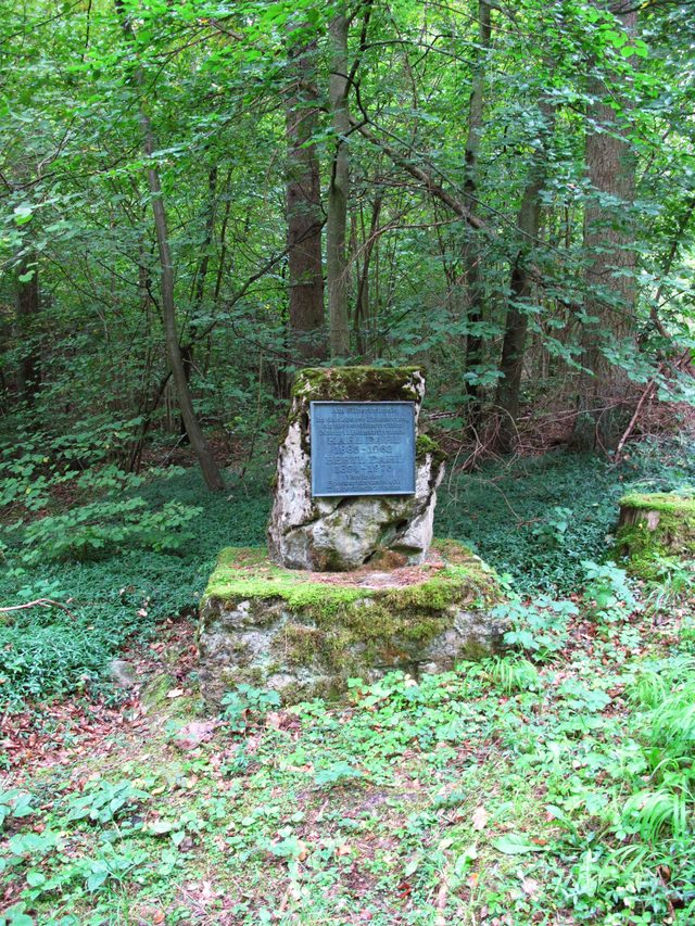 Dahl-Gedenktafel am Silberbrünnle im Tannenwald/ Leintal