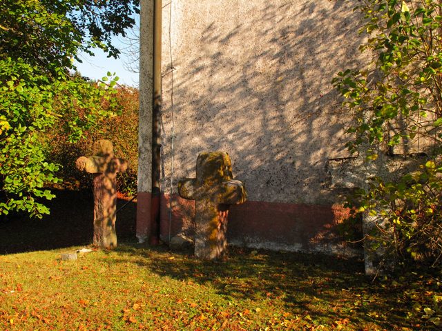 3 alte Sühnekreuze (ca. 16. Jhd.) neben der Laurentiuskapelle (1702)