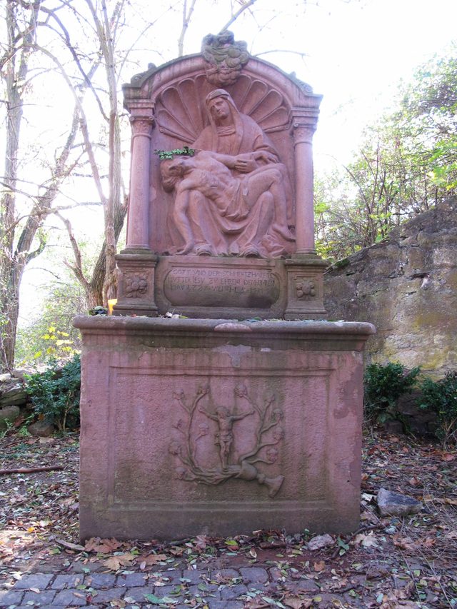 Die Pieta am Stammbergweg (1728) gegenüber dem Hotel St. Michael ('Konvikt')
