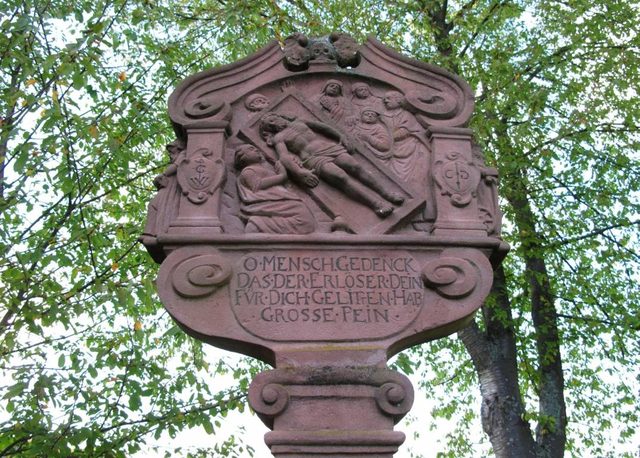 Der linke Bildstock vor der Stammbergkapelle, errichtet 1659 von Mattheus und Margaretha Schmid aus Königheim