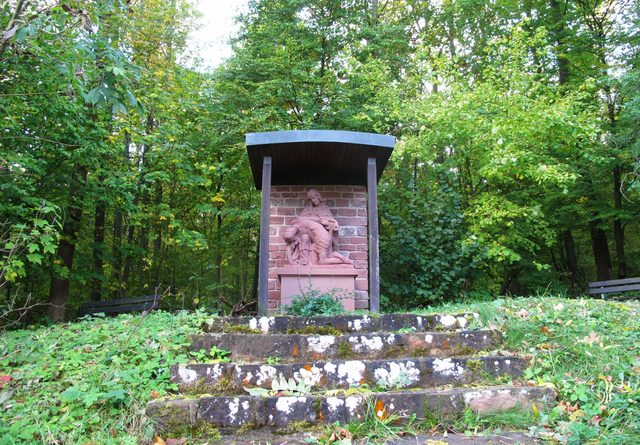 DiePieta von 1711 neben der Stammbergkapelle